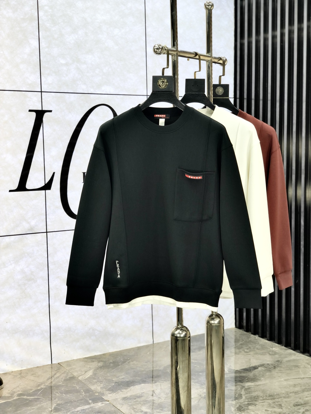 NO:550183,. Prada. 2025 autumn and winter new letter L space cotton sweatshirt jacket. Channel quality!  Urban series products, created with full luxury letter logo elements, b, the best style that is a must-have for high-end temperament, g, a single item with a very tone and charm!  Original custom imported double-sided water-soluble cotton fabric, comfortable to touch, embroidered letter design effect is quite exquisite, fashionable, classic and versatile!  Size M—XXXL.m wears 175/130 catties, prada, hoodie, sweatshirts, jackets & coats, alexander wang19860909. 普拉达.2025秋冬新款字母l太空棉卫衣外套.渠道精品！都市系列产物,奢华程度满分的字母logo元素打造,b高端气质型必入的极品款式,g一款极具腔调感与魅力的单品！ 原版定制进口双面水溶棉面料,手感舒适,刺绣字母设计效果相当精致,时尚经典百搭！ 尺码M—XXXL.m穿175/130斤,,prada,hoodie,sweatshirts,jackets & coats,alexander wang,Men's clothing