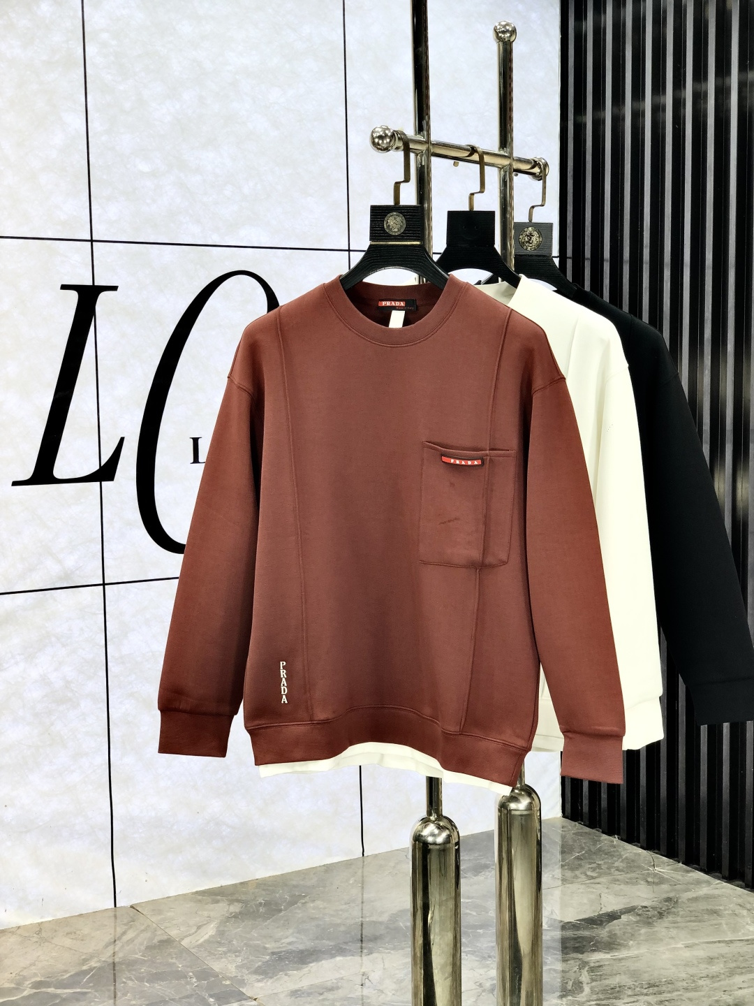 NO:550187,.Prada. 2025 autumn and winter new letter L space cotton sweatshirt jacket. Channel quality!  Urban series products, created with full luxury letter logo elements, b, the best style that is a must-have for high-end temperament, g, a single item with a very tone and charm!  Original custom imported double-sided water-soluble cotton fabric, comfortable to touch, embroidered letter design effect is quite exquisite, fashionable, classic and versatile!  Size M—XXXL.m wears 175/130 catties, prada, hoodie, sweatshirts, jackets & coats, alexander wang19860909.普拉达.2025秋冬新款字母l太空棉卫衣外套.渠道精品！都市系列产物,奢华程度满分的字母logo元素打造,b高端气质型必入的极品款式,g一款极具腔调感与魅力的单品！ 原版定制进口双面水溶棉面料,手感舒适,刺绣字母设计效果相当精致,时尚经典百搭！ 尺码M—XXXL.m穿175/130斤,,prada,hoodie,sweatshirts,jackets & coats,alexander wang,Men's clothing