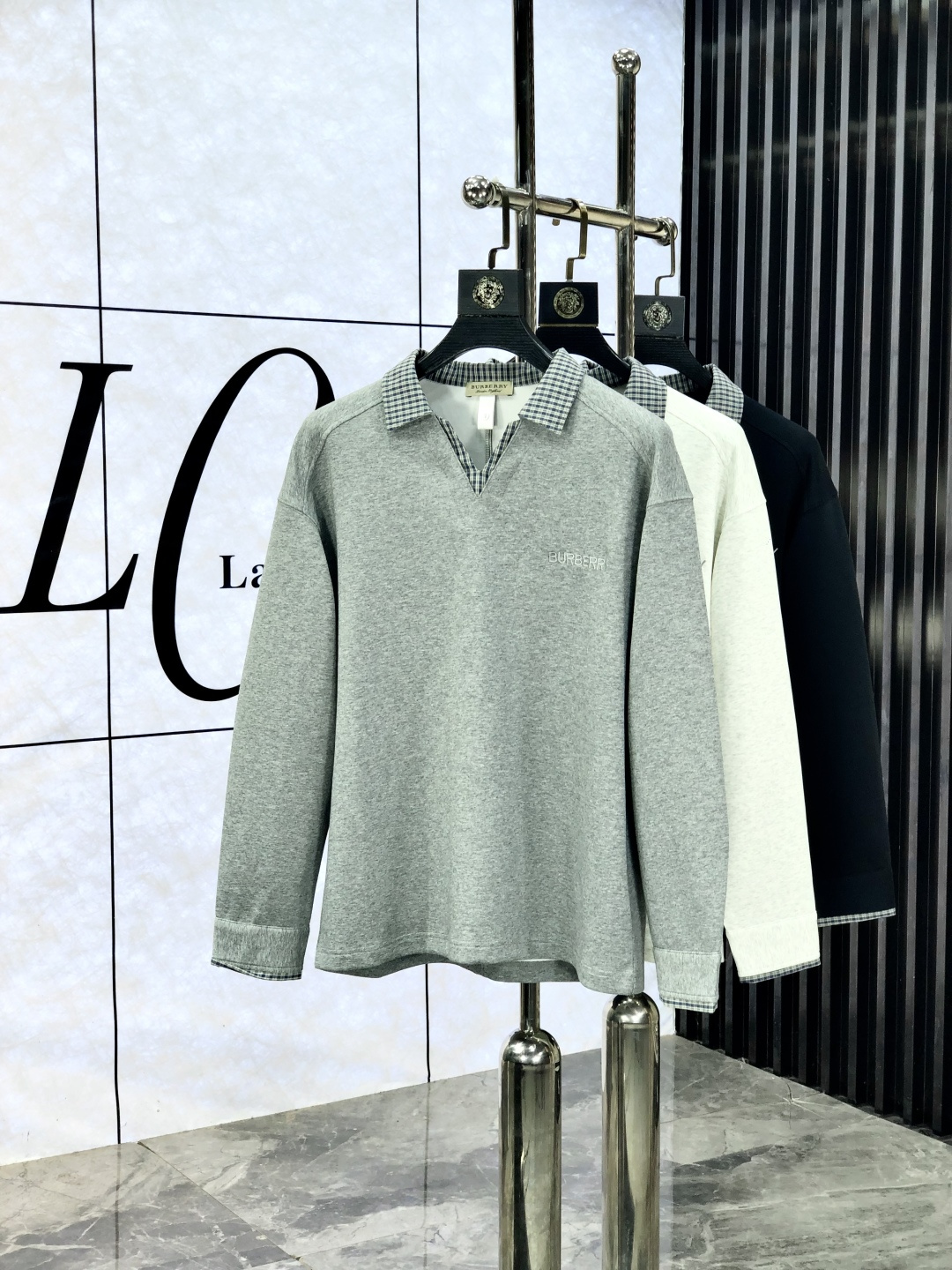 NO:550190,.Burberry. Two fake pieces. 2025 autumn and winter new letter L space cotton sweatshirt jacket. High-quality channels!  Urban series products, created with full luxury letter logo elements, b, the best style that is a must-have for high-end temperament, g, a single item with a very tone and charm!  Original custom imported double-sided water-soluble cotton fabric, comfortable to touch, embroidered letter design effect is quite exquisite, fashionable, classic and versatile!  Size M—XXXL.m wears 175/130 catties, burberry, hoodie, sweatshirts, jackets & coats, alexander wang19860909.巴宝莉.假两件.2025秋冬新款字母l太空棉卫衣外套.渠道精品！都市系列产物,奢华程度满分的字母logo元素打造,b高端气质型必入的极品款式,g一款极具腔调感与魅力的单品！ 原版定制进口双面水溶棉面料,手感舒适,刺绣字母设计效果相当精致,时尚经典百搭！ 尺码M—XXXL.m穿175/130斤,,burberry,hoodie,sweatshirts,jackets & coats,alexander wang,Men's clothing