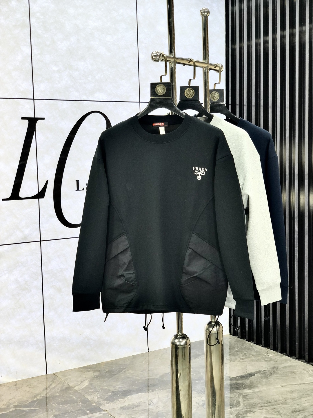 NO:550194,.Prada. 2025 autumn and winter new letter L space cotton sweatshirt jacket. Channel quality!  Urban series products, created with full luxury letter logo elements, b, the best style that is a must-have for high-end temperament, g, a single item with a very tone and charm!  Original custom imported double-sided water-soluble cotton fabric, comfortable to touch, embroidered letter design effect is quite exquisite, fashionable, classic and versatile!  Size M—XXXL.m wears 175/130 catties, prada, hoodie, sweatshirts, jackets & coats, alexander wang19860909.普拉达.2025秋冬新款字母l太空棉卫衣外套.渠道精品！都市系列产物,奢华程度满分的字母logo元素打造,b高端气质型必入的极品款式,g一款极具腔调感与魅力的单品！ 原版定制进口双面水溶棉面料,手感舒适,刺绣字母设计效果相当精致,时尚经典百搭！ 尺码M—XXXL.m穿175/130斤,,prada,hoodie,sweatshirts,jackets & coats,alexander wang,Men's clothing