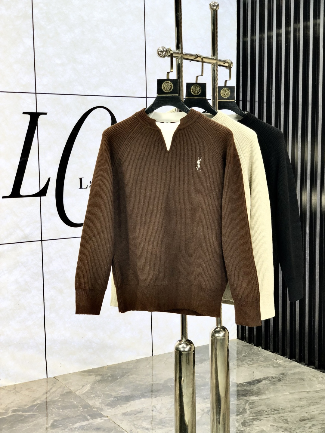 NO:550199,.Saint Laurent. 2025 autumn and winter new letter knitted sweater. Channel quality!  Urban series products, created with full luxury letter logo elements, b, the best style that is a must-have for high-end temperament, g, a single item with a very tone and charm!  Original custom imported knitted cotton fabric, comfortable to touch, embroidered letter design effect is quite exquisite, fashionable, classic and versatile!  Size M—XXXL.m wears 175/130 catties, saint laurent, sweaters, alexander wang19860909.圣罗兰.2025秋冬新款字母针织毛衣.渠道精品！都市系列产物,奢华程度满分的字母logo元素打造,b高端气质型必入的极品款式,g一款极具腔调感与魅力的单品！ 原版定制进口针织棉面料,手感舒适,刺绣字母设计效果相当精致,时尚经典百搭！ 尺码M—XXXL.m穿175/130斤,,saint laurent,sweaters,alexander wang,Men's clothing