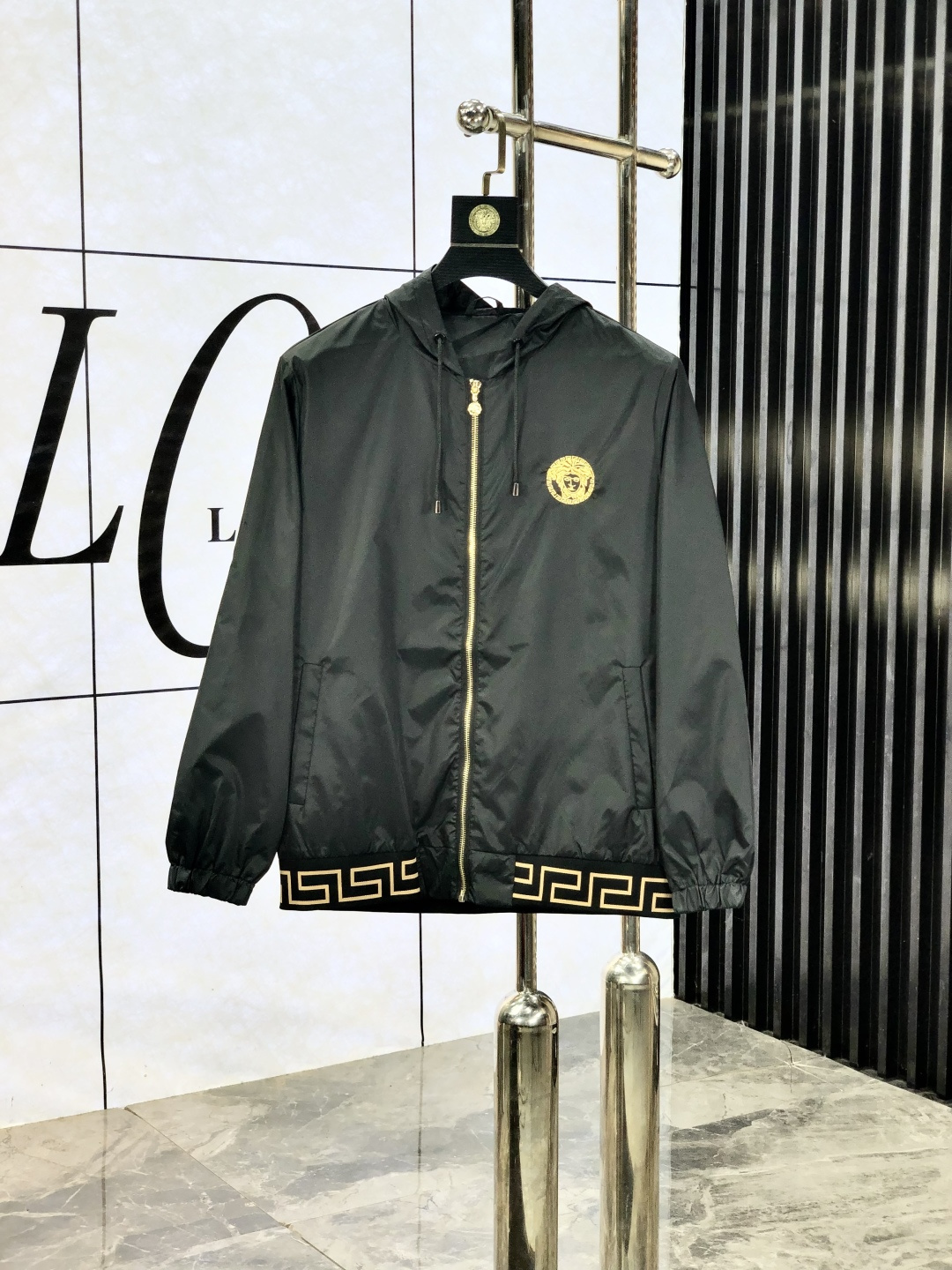 NO:531082,.Versey. 25 new autumn and winter products are available for sale, casual and daily wear!  The upper body modifies the body, perfectly combines fashion aesthetics with the concept of new urban business and leisure, and the Italian minimalist, capable and outdoor functional styles are interpreted in the ultimate form, both solemn and harmonious, creating a unique styling item. The overall outline tends to be simple, and the 1f is quite personalized and elegant, enriching the overall vision. The wardrobe business and leisure is excellent and has high attendance rate!  It is hard to come by!  Count m-3XL m wear 175/130, versace, jackets & coats, jackets & coats, alexander wang19860909.范思哲.25秋冬新品发售夹克外套,休闲日常穿搭！上身修饰身形、将时装美学和新都市商务休闲概念完美融合,通体将意式的极简、干练和户外功能性风格极致诠释,亦庄亦谐,塑造出别具一格的造型单品,整体轮廓趋于简约风格,1f颇为个性且雅痞的细节处理,丰富了整体视觉.衣橱商务休闲绝佳的高出勤率！可遇而不可求！码数m-3XL m穿175/130,,versace,jackets & coats,jackets & coats,alexander wang,Men's clothing