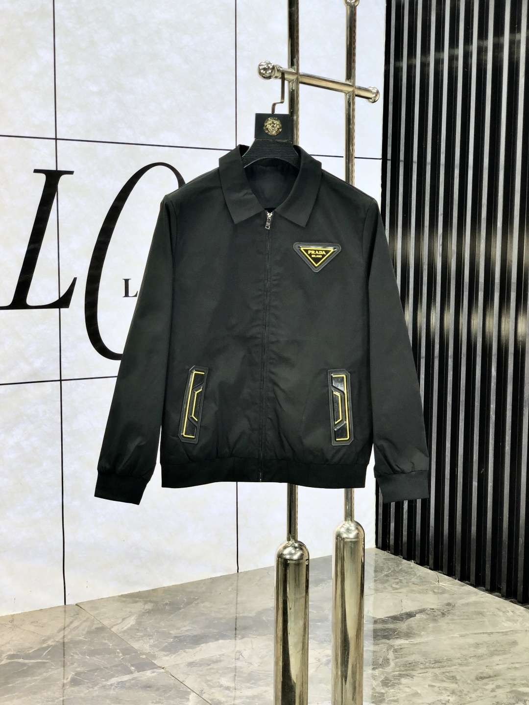 NO:531086,.Prada. New 25 autumn and winter products are available for sale, casual and daily wear!  The upper body modifies the body, perfectly combines fashion aesthetics with the concept of new urban business and leisure, and the Italian minimalist, capable and outdoor functional styles are interpreted in the ultimate form, both solemn and harmonious, creating a unique styling item. The overall outline tends to be simple, and the 1f is quite personalized and elegant, enriching the overall vision. The wardrobe business and leisure is excellent and has high attendance rate!  It is hard to find!  Count m-3XL m wear 175/130, prada, jackets & coats, jackets & coats, alexander wang19860909.普拉达.25秋冬新品发售夹克外套,休闲日常穿搭！上身修饰身形、将时装美学和新都市商务休闲概念完美融合,通体将意式的极简、干练和户外功能性风格极致诠释,亦庄亦谐,塑造出别具一格的造型单品,整体轮廓趋于简约风格,1f颇为个性且雅痞的细节处理,丰富了整体视觉.衣橱商务休闲绝佳的高出勤率！可遇而不可求！码数m-3XL m穿175/130,,prada,jackets & coats,jackets & coats,alexander wang,Men's clothing