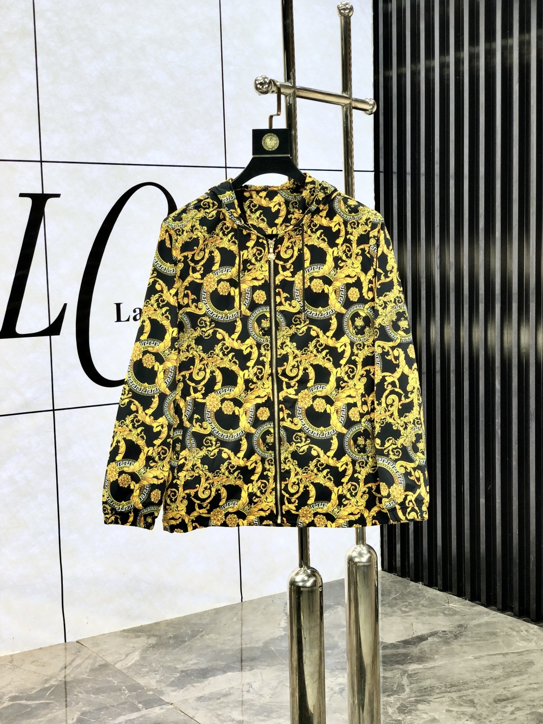 NO:531088,.Versey. 25 new autumn and winter products are available for sale, casual and daily wear!  The upper body modifies the body, perfectly combines fashion aesthetics with the concept of new urban business and leisure, and the Italian minimalist, capable and outdoor functional styles are interpreted in the ultimate form, both solemn and harmonious, creating a unique styling item. The overall outline tends to be simple, and the 1f is quite personalized and elegant, enriching the overall vision. The wardrobe business and leisure is excellent and has high attendance rate!  It is hard to come by!  Count m-3XL m wear 175/130, versace, jackets & coats, jackets & coats, alexander wang19860909.范思哲.25秋冬新品发售夹克外套,休闲日常穿搭！上身修饰身形、将时装美学和新都市商务休闲概念完美融合,通体将意式的极简、干练和户外功能性风格极致诠释,亦庄亦谐,塑造出别具一格的造型单品,整体轮廓趋于简约风格,1f颇为个性且雅痞的细节处理,丰富了整体视觉.衣橱商务休闲绝佳的高出勤率！可遇而不可求！码数m-3XL m穿175/130,,versace,jackets & coats,jackets & coats,alexander wang,Men's clothing