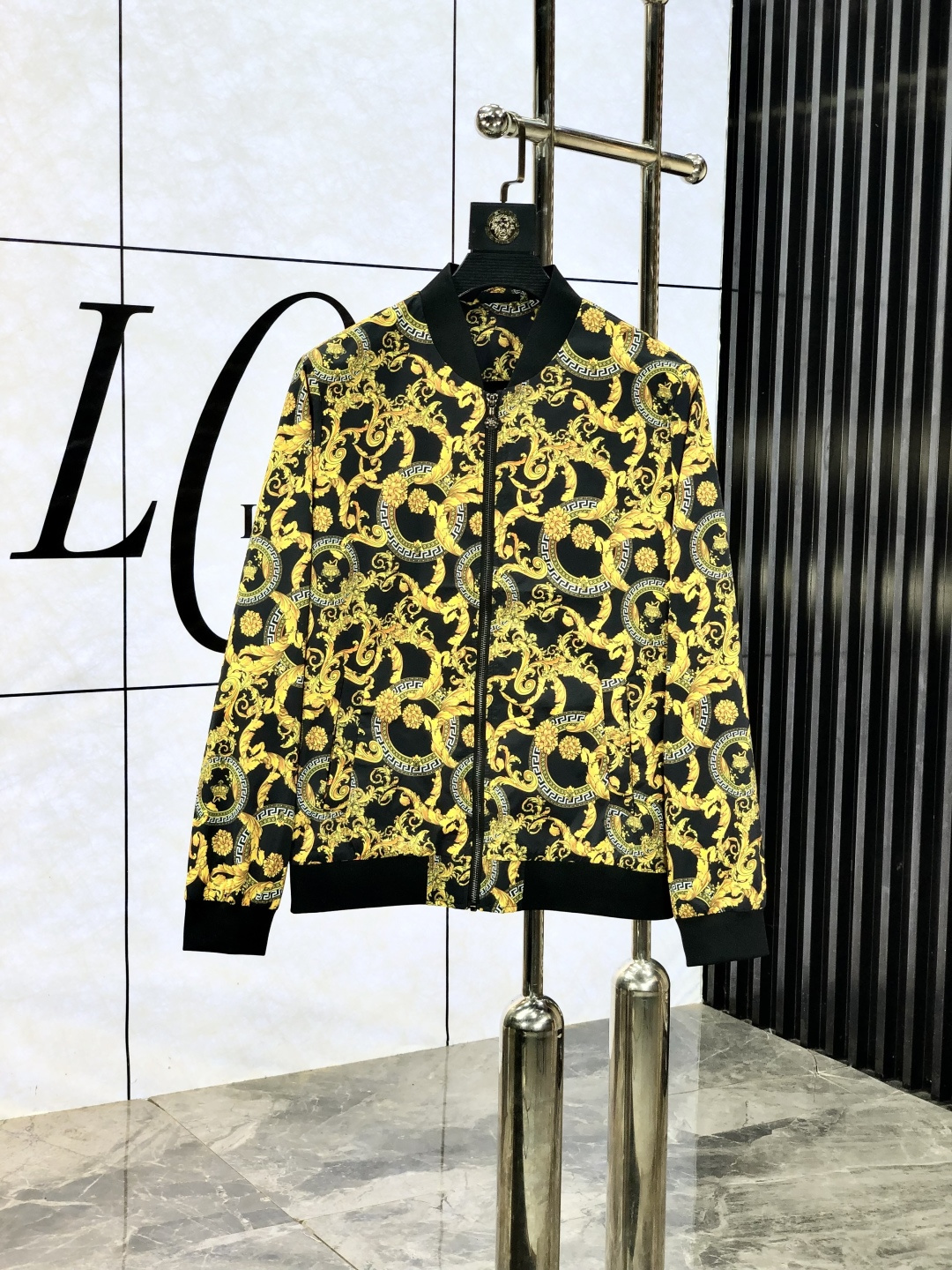 NO:531092,.Versey. 25 new autumn and winter products are available for sale, casual and daily wear!  The upper body modifies the body, perfectly combines fashion aesthetics with the concept of new urban business and leisure, and the Italian minimalist, capable and outdoor functional styles are interpreted in the ultimate form, both solemn and harmonious, creating a unique styling item. The overall outline tends to be simple, and the 1f is quite personalized and elegant, enriching the overall vision. The wardrobe business and leisure is excellent and has high attendance rate!  It is hard to come by!  Count m-3XL m wear 175/130, versace, jackets & coats, jackets & coats, alexander wang19860909.范思哲.25秋冬新品发售夹克外套,休闲日常穿搭！上身修饰身形、将时装美学和新都市商务休闲概念完美融合,通体将意式的极简、干练和户外功能性风格极致诠释,亦庄亦谐,塑造出别具一格的造型单品,整体轮廓趋于简约风格,1f颇为个性且雅痞的细节处理,丰富了整体视觉.衣橱商务休闲绝佳的高出勤率！可遇而不可求！码数m-3XL m穿175/130,,versace,jackets & coats,jackets & coats,alexander wang,Men's clothing