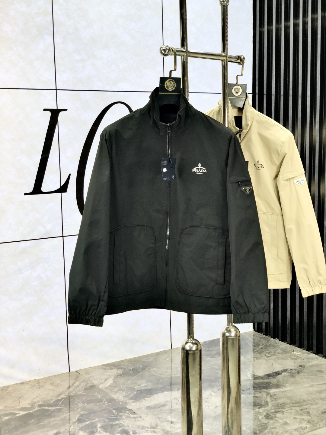 NO:523544,.Prada. New 25 autumn and winter products are available for sale, casual and daily wear!  The upper body modifies the body, perfectly combines fashion aesthetics with the concept of new urban business and leisure, and the Italian minimalist, capable and outdoor functional styles are interpreted in the ultimate form, both solemn and harmonious, creating a unique styling item. The overall outline tends to be simple, with a rather unique and elegant detail treatment, enriching the overall vision. 1f wardrobe business and leisure is excellent and high attendance rate!  It is hard to find!  Count m-3XL m wear 175/130, prada, jackets & coats, jackets & coats, alexander wang19860909.普拉达.25秋冬新品发售夹克外套,休闲日常穿搭！上身修饰身形、将时装美学和新都市商务休闲概念完美融合,通体将意式的极简、干练和户外功能性风格极致诠释,亦庄亦谐,塑造出别具一格的造型单品,整体轮廓趋于简约风格,颇为个性且雅痞的细节处理,丰富了整体视觉.1f衣橱商务休闲绝佳的高出勤率！可遇而不可求！码数m-3XL m穿175/130,,prada,jackets & coats,jackets & coats,alexander wang,Men's clothing