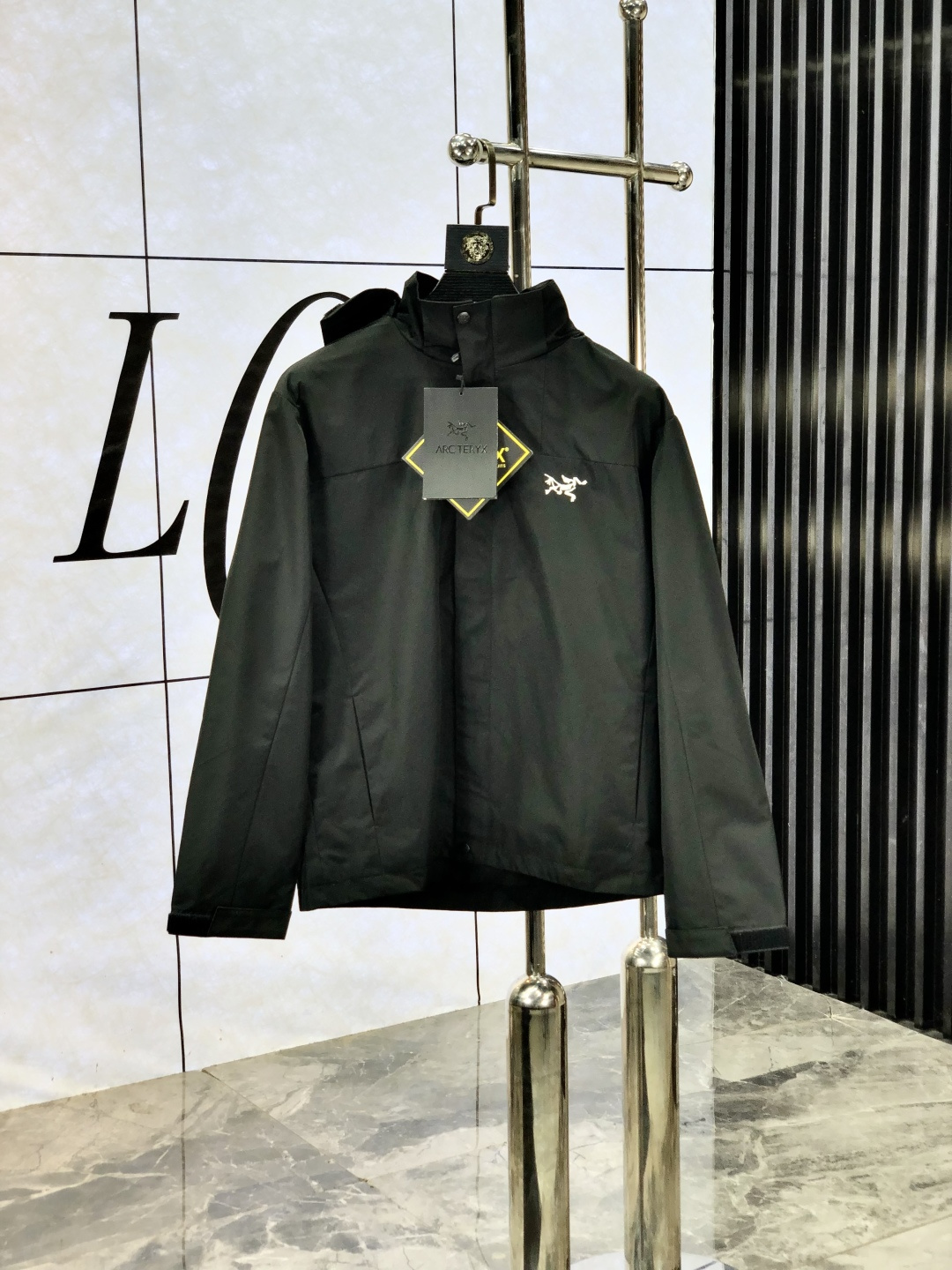 NO:523545,.Archaew Bird. New 25 autumn and winter products are available for sale, casual and daily wear!  The upper body modifies the body, perfectly combines fashion aesthetics with the concept of new urban business and leisure, and the Italian minimalist, capable and outdoor functional styles are interpreted in the ultimate form, both solemn and harmonious, creating a unique styling item. The overall outline tends to be simple, with a rather unique and elegant detail treatment, enriching the overall vision. 1f wardrobe business and leisure is excellent and high attendance rate!  It is hard to come by!  Count m-3XL m wear 175/130,arc'teryx,jackets & coats,jackets & coats,alexander wang19860909.始祖鸟.25秋冬新品发售夹克外套,休闲日常穿搭！上身修饰身形、将时装美学和新都市商务休闲概念完美融合,通体将意式的极简、干练和户外功能性风格极致诠释,亦庄亦谐,塑造出别具一格的造型单品,整体轮廓趋于简约风格,颇为个性且雅痞的细节处理,丰富了整体视觉.1f衣橱商务休闲绝佳的高出勤率！可遇而不可求！码数m-3XL m穿175/130,arc'teryx,jackets & coats,jackets & coats,alexander wang,Men's clothing