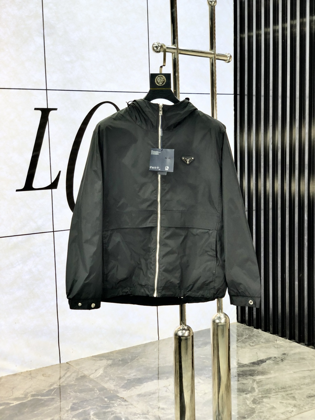 NO:523546,.Prada. New 25 autumn and winter products are available for sale, casual and daily wear!  The upper body modifies the body, perfectly combines fashion aesthetics with the concept of new urban business and leisure, and the Italian minimalist, capable and outdoor functional styles are interpreted in the ultimate form, both solemn and harmonious, creating a unique styling item. The overall outline tends to be simple, with a rather unique and elegant detail treatment, enriching the overall vision. 1f wardrobe business and leisure is excellent and high attendance rate!  It is hard to find!  Count m-3XL m wear 175/130, prada, jackets & coats, jackets & coats, alexander wang19860909.普拉达.25秋冬新品发售夹克外套,休闲日常穿搭！上身修饰身形、将时装美学和新都市商务休闲概念完美融合,通体将意式的极简、干练和户外功能性风格极致诠释,亦庄亦谐,塑造出别具一格的造型单品,整体轮廓趋于简约风格,颇为个性且雅痞的细节处理,丰富了整体视觉.1f衣橱商务休闲绝佳的高出勤率！可遇而不可求！码数m-3XL m穿175/130,,prada,jackets & coats,jackets & coats,alexander wang,Men's clothing