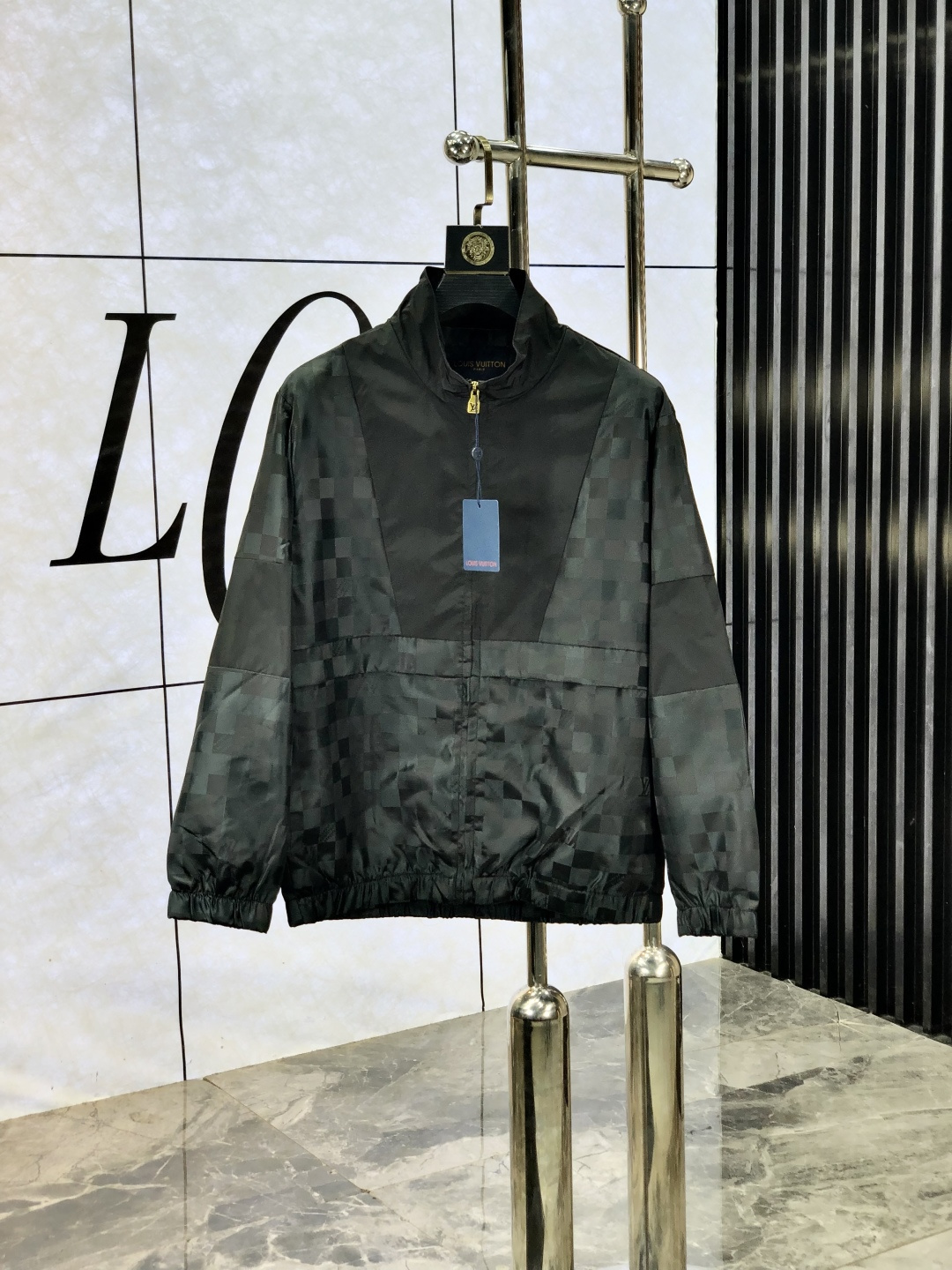 NO:523547,.Lv.25 new autumn and winter products are available for sale, casual and daily wear!  The upper body modifies the body, perfectly combines fashion aesthetics with the concept of new urban business and leisure, and the Italian minimalist, capable and outdoor functional styles are interpreted in the ultimate form, both solemn and harmonious, creating a unique styling item. The overall outline tends to be simple, with a rather unique and elegant detail treatment, enriching the overall vision. 1f wardrobe business and leisure is excellent and high attendance rate!  It is hard to come by!  Count m-3XL m wear 175/130, louis vuitton, jackets & coats, jackets & coats, alexander wang19860909.Lv.25秋冬新品发售夹克外套,休闲日常穿搭！上身修饰身形、将时装美学和新都市商务休闲概念完美融合,通体将意式的极简、干练和户外功能性风格极致诠释,亦庄亦谐,塑造出别具一格的造型单品,整体轮廓趋于简约风格,颇为个性且雅痞的细节处理,丰富了整体视觉.1f衣橱商务休闲绝佳的高出勤率！可遇而不可求！码数m-3XL m穿175/130,,louis vuitton,jackets & coats,jackets & coats,alexander wang,Men's clothing