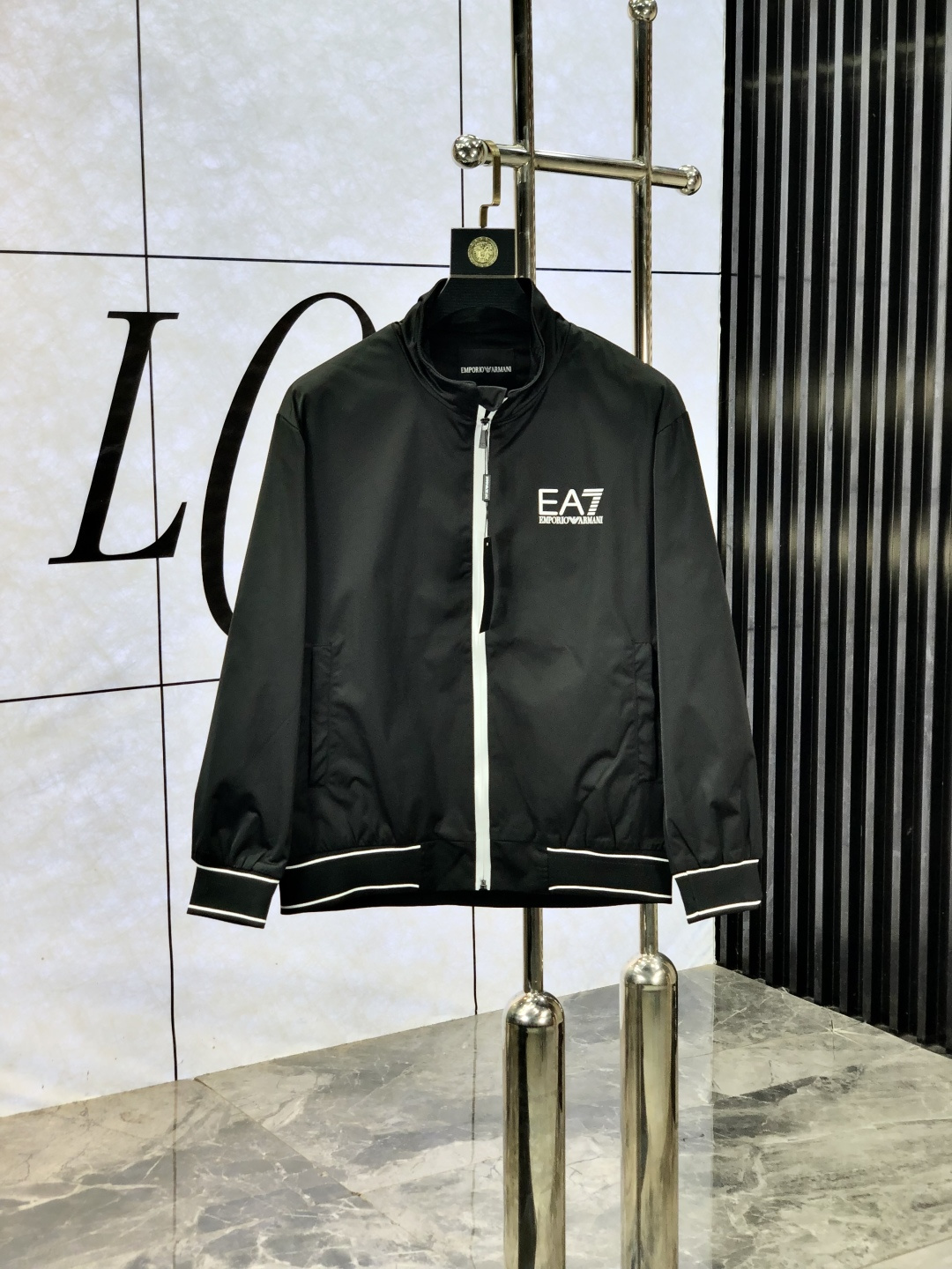 NO:523549,.Amarni. 25 autumn and winter new product is available for sale, casual and daily wear!  The upper body modifies the body, perfectly combines fashion aesthetics with the concept of new urban business and leisure, and the Italian minimalist, capable and outdoor functional styles are interpreted in the ultimate form, both solemn and harmonious, creating a unique styling item. The overall outline tends to be simple, with a rather unique and elegant detail treatment, enriching the overall vision. 1f wardrobe business and leisure is excellent and high attendance rate!  It is hard to come by!  yardage m-3XL m wear 175/130, Armani, jackets & coats, jackets & coats, alexander wang19860909.阿玛尼.25秋冬新品发售夹克外套,休闲日常穿搭！上身修饰身形、将时装美学和新都市商务休闲概念完美融合,通体将意式的极简、干练和户外功能性风格极致诠释,亦庄亦谐,塑造出别具一格的造型单品,整体轮廓趋于简约风格,颇为个性且雅痞的细节处理,丰富了整体视觉.1f衣橱商务休闲绝佳的高出勤率！可遇而不可求！码数m-3XL m穿175/130,,armani,jackets & coats,jackets & coats,alexander wang,Men's clothing