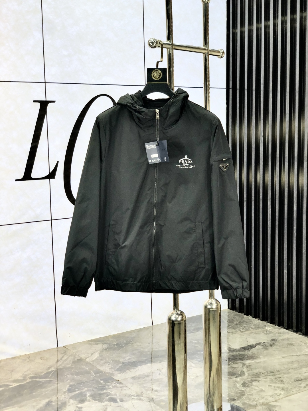 NO:523550,.Prada. New 25 autumn and winter products are available for sale, casual and daily wear!  The upper body modifies the body, perfectly combines fashion aesthetics with the concept of new urban business and leisure, and the Italian minimalist, capable and outdoor functional styles are interpreted in the ultimate form, both solemn and harmonious, creating a unique styling item. The overall outline tends to be simple, with a rather unique and elegant detail treatment, enriching the overall vision. 1f wardrobe business and leisure is excellent and high attendance rate!  It is hard to come by!  Count m-3XL m wear 175/130, prada, jackets & coats, jackets & coats, alexander wang19860909.普拉达.25秋冬新品发售夹克外套,休闲日常穿搭！上身修饰身形、将时装美学和新都市商务休闲概念完美融合,通体将意式的极简、干练和户外功能性风格极致诠释,亦庄亦谐,塑造出别具一格的造型单品,整体轮廓趋于简约风格,颇为个性且雅痞的细节处理,丰富了整体视觉.1f衣橱商务休闲绝佳的高出勤率！可遇而不可求！码数m-3XL m穿175/130,,prada,jackets & coats,jackets & coats,alexander wang,Men's clothing