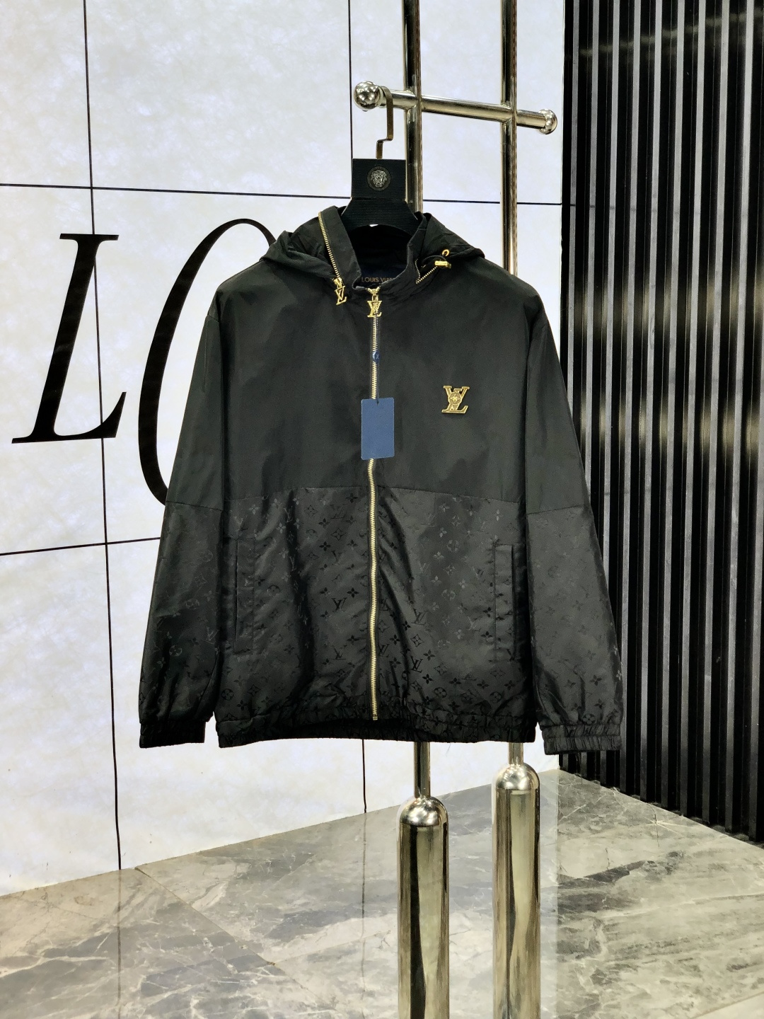 NO:523551,.Lv.25 new autumn and winter products are available for sale, casual and daily wear!  The upper body modifies the body, perfectly combines fashion aesthetics with the concept of new urban business and leisure, and the Italian minimalist, capable and outdoor functional styles are interpreted in the ultimate form, both solemn and harmonious, creating a unique styling item. The overall outline tends to be simple, with a rather unique and elegant detail treatment, enriching the overall vision. 1f wardrobe business and leisure is excellent and high attendance rate!  It is hard to come by!  Count m-3XL m wear 175/130, louis vuitton, jackets & coats, jackets & coats, alexander wang19860909.Lv.25秋冬新品发售夹克外套,休闲日常穿搭！上身修饰身形、将时装美学和新都市商务休闲概念完美融合,通体将意式的极简、干练和户外功能性风格极致诠释,亦庄亦谐,塑造出别具一格的造型单品,整体轮廓趋于简约风格,颇为个性且雅痞的细节处理,丰富了整体视觉.1f衣橱商务休闲绝佳的高出勤率！可遇而不可求！码数m-3XL m穿175/130,,louis vuitton,jackets & coats,jackets & coats,alexander wang,Men's clothing