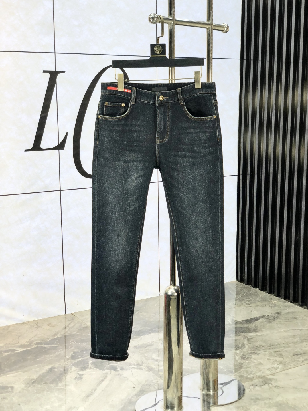 NO:525636,Prada. The official counter of the autumn and winter new autumn and winter is released simultaneously. The 2025SS autumn and winter new men's casual jeans, original single quality, customized original denim fabric for counter, logo pattern design, original hardware and accessories for b trousers body, three-dimensional and clear, c super trendy and personalized, fashionable and stylish on the upper body!  Trendy men's must-have items, number 28-38, prada, jeans, alexander wang19860909普拉达.秋冬新款官网专柜同步发售,2025SS秋冬新品男士休闲牛仔裤,原单品质,专柜定制原版牛仔面料,logo图案设计,b裤身原版五金辅料装饰,立体清晰,c超级潮流个性,上身时尚有型！潮男必备单品 码数28-38,,prada,jeans,alexander wang,Men's clothing