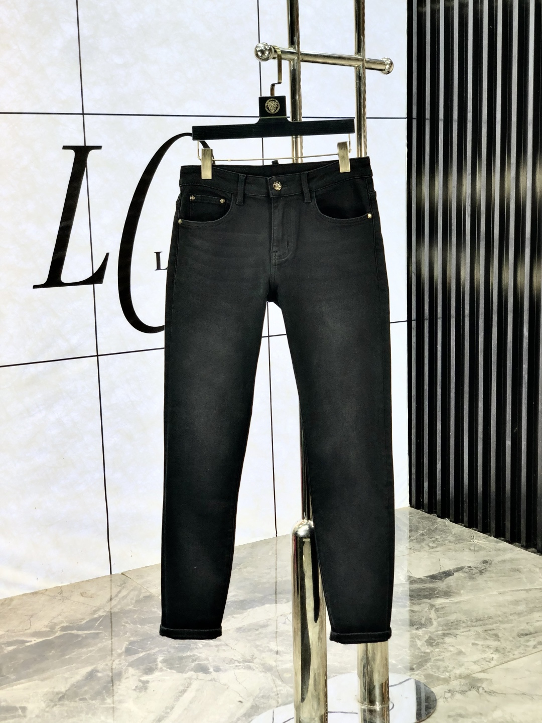 NO:525639,Dior. The official counter of the autumn and winter new styles of autumn and winter will be released simultaneously. The 2025SS autumn and winter new products of men's casual jeans, original single quality, customized original denim fabric for counters, logo pattern design, original hardware and accessories for b trousers, three-dimensional and clear, c super trendy and personalized, fashionable and stylish on the upper body!  Trendy men's must-have items 28-38, Dior, Jeans, Alexander wang19860909Dior.秋冬新款官网专柜同步发售,2025SS秋冬新品男士休闲牛仔裤,原单品质,专柜定制原版牛仔面料,logo图案设计,b裤身原版五金辅料装饰,立体清晰,c超级潮流个性,上身时尚有型！潮男必备单品 码数28-38,,dior,jeans,alexander wang,Men's clothing