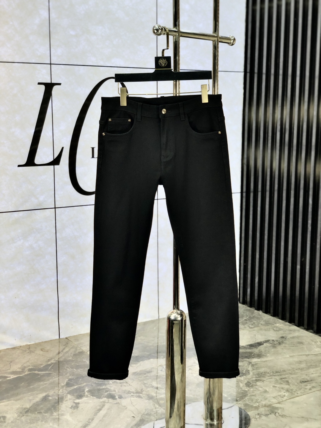 NO:525643,Versace. The official counter of the autumn and winter new autumn and winter is released simultaneously. The 2025SS autumn and winter new men's casual jeans, original single quality, customized original denim fabric for counter, logo pattern design, original hardware and accessories for b trousers body, three-dimensional and clear, c super trendy and individual, fashionable and stylish on the upper body!  Trendy men's must-have items, 28-38, versace, jeans, alexander wang19860909范思哲.秋冬新款官网专柜同步发售,2025SS秋冬新品男士休闲牛仔裤,原单品质,专柜定制原版牛仔面料,logo图案设计,b裤身原版五金辅料装饰,立体清晰,c超级潮流个性,上身时尚有型！潮男必备单品 码数28-38,,versace,jeans,alexander wang,Men's clothing