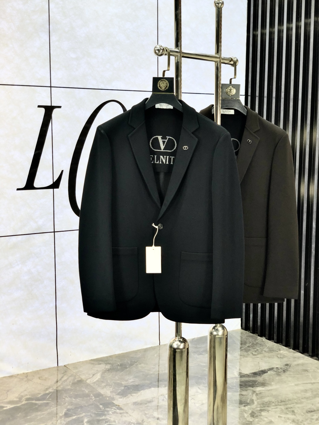 NO:525646,.Valentino. 2025 new business casual suit jacket. It uses wool acetic acid environmentally friendly polyester fiber blend fabric, fixed weaving texture, low-key and luxurious, anti-wrinkle and upright, soft and glutinous, comfortable on the upper body; classic two-button design, business and casual merger, b fashionable and casual and handsome; the sleeves are decorated with classic four-bar design, C is highly recognizable and full of high-end sense; the inner lining shows high-end quality at a glance; the simple and generous design style is suitable for wearing in various occasions. [Count] 48-56. Place an order to report height and weight, valentino, jackets & coats, business suit, alexander wang19860909.华伦天奴.2025新款商务休闲西装外套.采用羊毛醋酸环保聚酯纤维混纺面料,定织纹路,低调奢华,抗皱立挺有型,软糯不扎,上身舒适；经典两粒扣设计,商务与休闲兼并,b时尚休闲帅气；袖子饰以经典四条杠设计,c辨识度极高,高级感满满；内里高支数内衬,一眼看出高端品质；简洁大方的设计风格,适合各种场合穿搭.【码数】48-56.下单报身高体重,,valentino,jackets & coats,business suit,alexander wang,Men's clothing