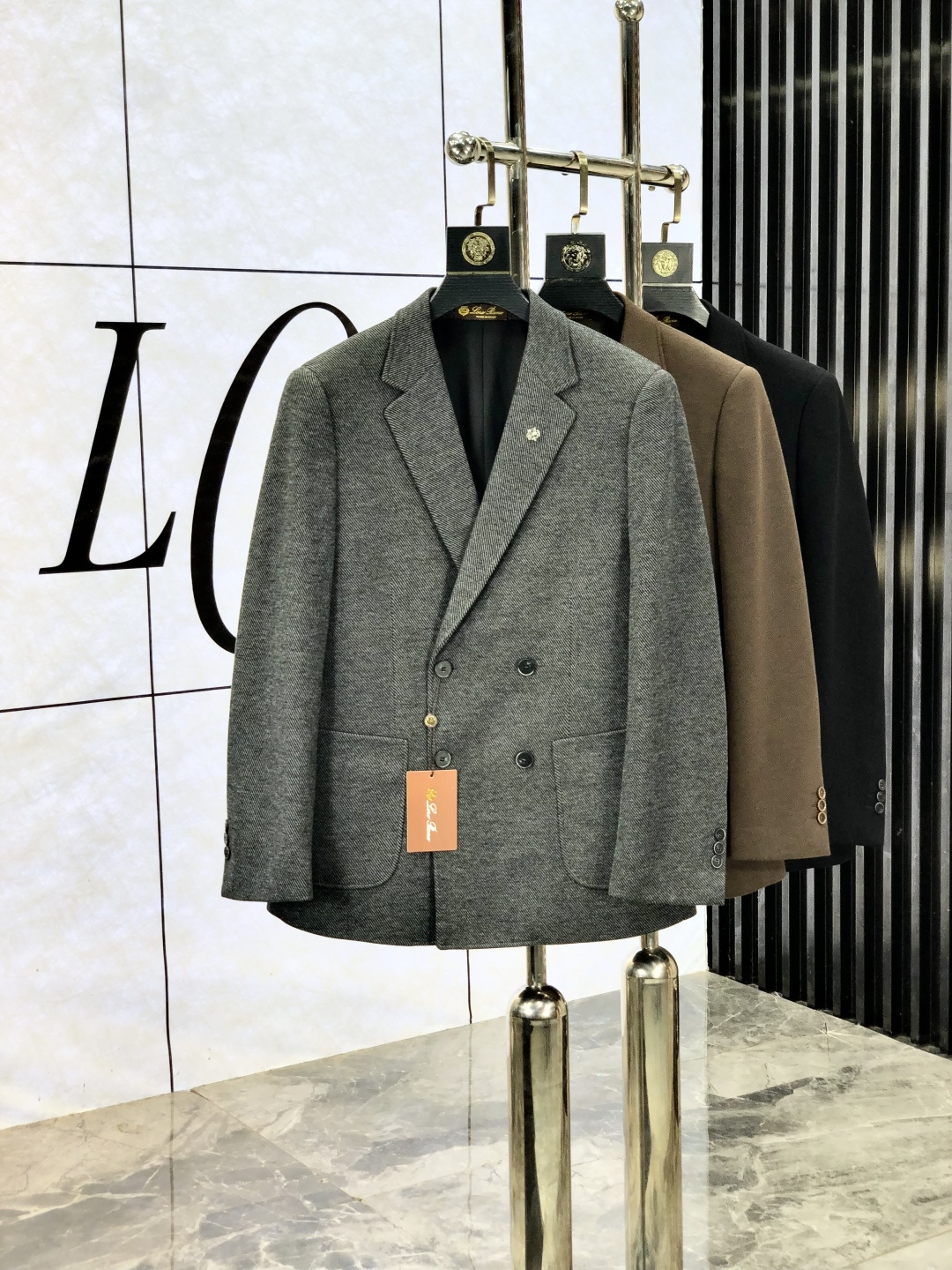 NO:525647,.LP.2025 new business casual suit jacket. It uses wool acetic acid environmentally friendly polyester fiber blend fabric, fixed weaving texture, low-key and luxurious, anti-wrinkle and upright, soft and glutinous, comfortable on the upper body; classic two-button design, business and casual merger, b fashionable and casual and handsome; the sleeves are decorated with classic four-bar design, c is highly recognizable and full of high-end sense; the inner lining shows high-end quality at a glance; the simple and elegant design style is suitable for wearing in various occasions. [Count] 48-56. Place an order to report height and weight, loro piano, jackets & coats, business suit, alexander wang19860909.LP.2025新款商务休闲西装外套.采用羊毛醋酸环保聚酯纤维混纺面料,定织纹路,低调奢华,抗皱立挺有型,软糯不扎,上身舒适；经典两粒扣设计,商务与休闲兼并,b时尚休闲帅气；袖子饰以经典四条杠设计,c辨识度极高,高级感满满；内里高支数内衬,一眼看出高端品质；简洁大方的设计风格,适合各种场合穿搭.【码数】48-56.下单报身高体重,,loro piana,jackets & coats,business suit,alexander wang,Men's clothing