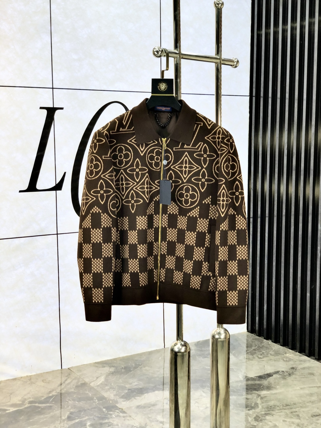 NO:525650,.Lv.2025 new business casual knitted jacket. It uses wool acetic acid environmentally friendly polyester fiber blend fabric, fixed weaving texture, low-key and luxurious, anti-wrinkle and upright, soft and glutinous, comfortable on the upper body; classic design, business and casual merger, b fashionable and casual and handsome; c extremely recognizable and full of high-end sense; high-end lining inside, high-end quality at a glance; simple and generous design style, suitable for all occasions. [Count] 48-56. Place an order to report height and weight,,louis vuitton, jackets & coats, jackets & coats, alexander wang19860909.Lv.2025新款商务休闲针织夹克外套.采用羊毛醋酸环保聚酯纤维混纺面料,定织纹路,低调奢华,抗皱立挺有型,软糯不扎,上身舒适；经典设计,商务与休闲兼并,b时尚休闲帅气；c辨识度极高,高级感满满；内里高支数内衬,一眼看出高端品质；简洁大方的设计风格,适合各种场合穿搭.【码数】48-56.下单报身高体重,,louis vuitton,jackets & coats,jackets & coats,alexander wang,Men's clothing
