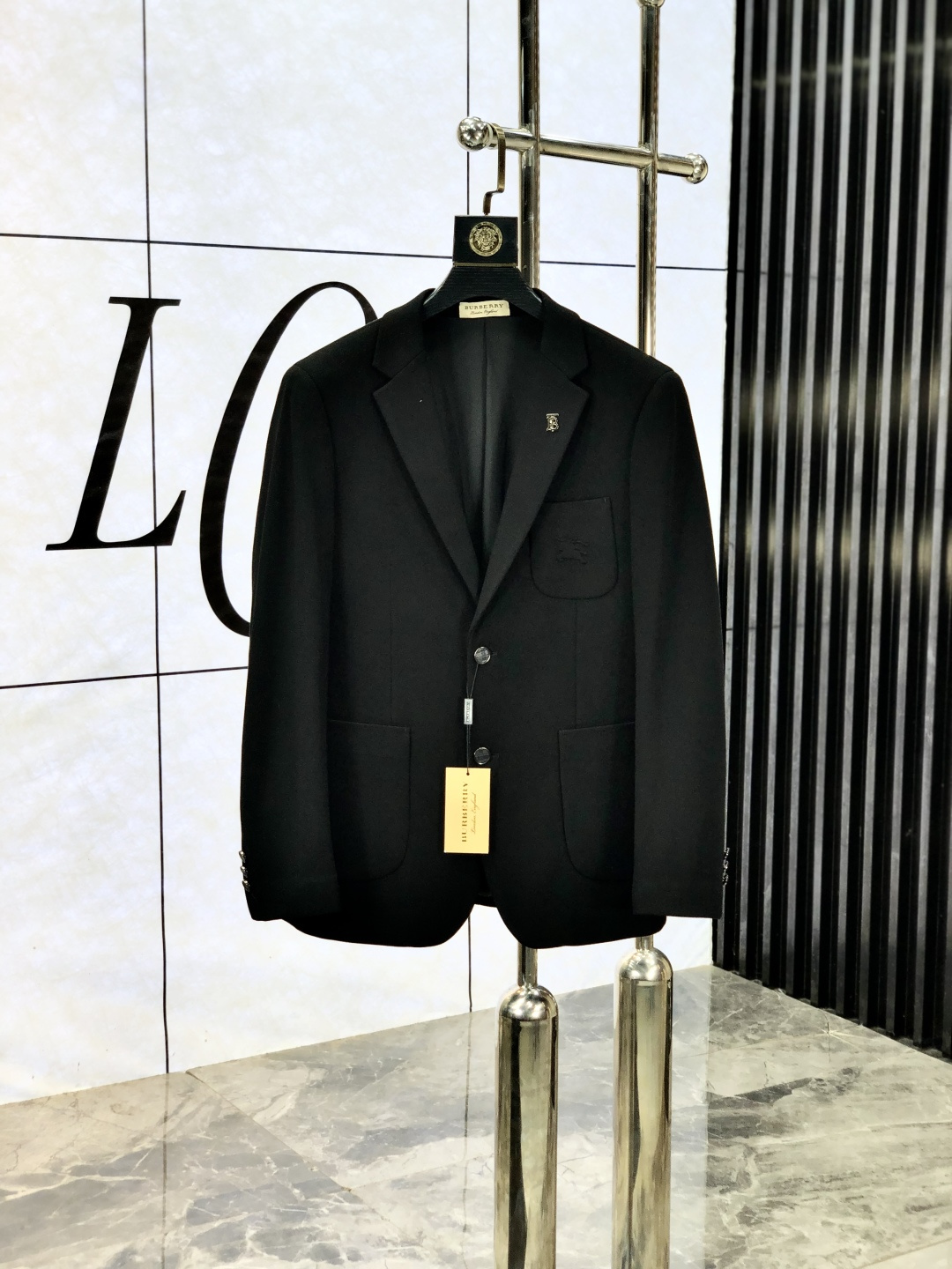 NO:525651,.Burberry. 2025 new business casual suit jacket. It uses wool acetic acid environmentally friendly polyester fiber blend fabric, fixed weaving texture, low-key and luxurious, anti-wrinkle and upright, soft and glutinous, comfortable on the upper body; classic design, business and casual merger, b fashionable and casual and handsome; c extremely recognizable and full of high-end sense; high-end lining inside, high-end quality at a glance; simple and generous design style, suitable for all occasions. [Count] 48-56. Place an order to report height and weight, burberry, jackets & coats, business suit, alexander wang19860909.巴宝莉.2025新款商务休闲西装外套.采用羊毛醋酸环保聚酯纤维混纺面料,定织纹路,低调奢华,抗皱立挺有型,软糯不扎,上身舒适；经典设计,商务与休闲兼并,b时尚休闲帅气；c辨识度极高,高级感满满；内里高支数内衬,一眼看出高端品质；简洁大方的设计风格,适合各种场合穿搭.【码数】48-56.下单报身高体重,,burberry,jackets & coats,business suit,alexander wang,Men's clothing