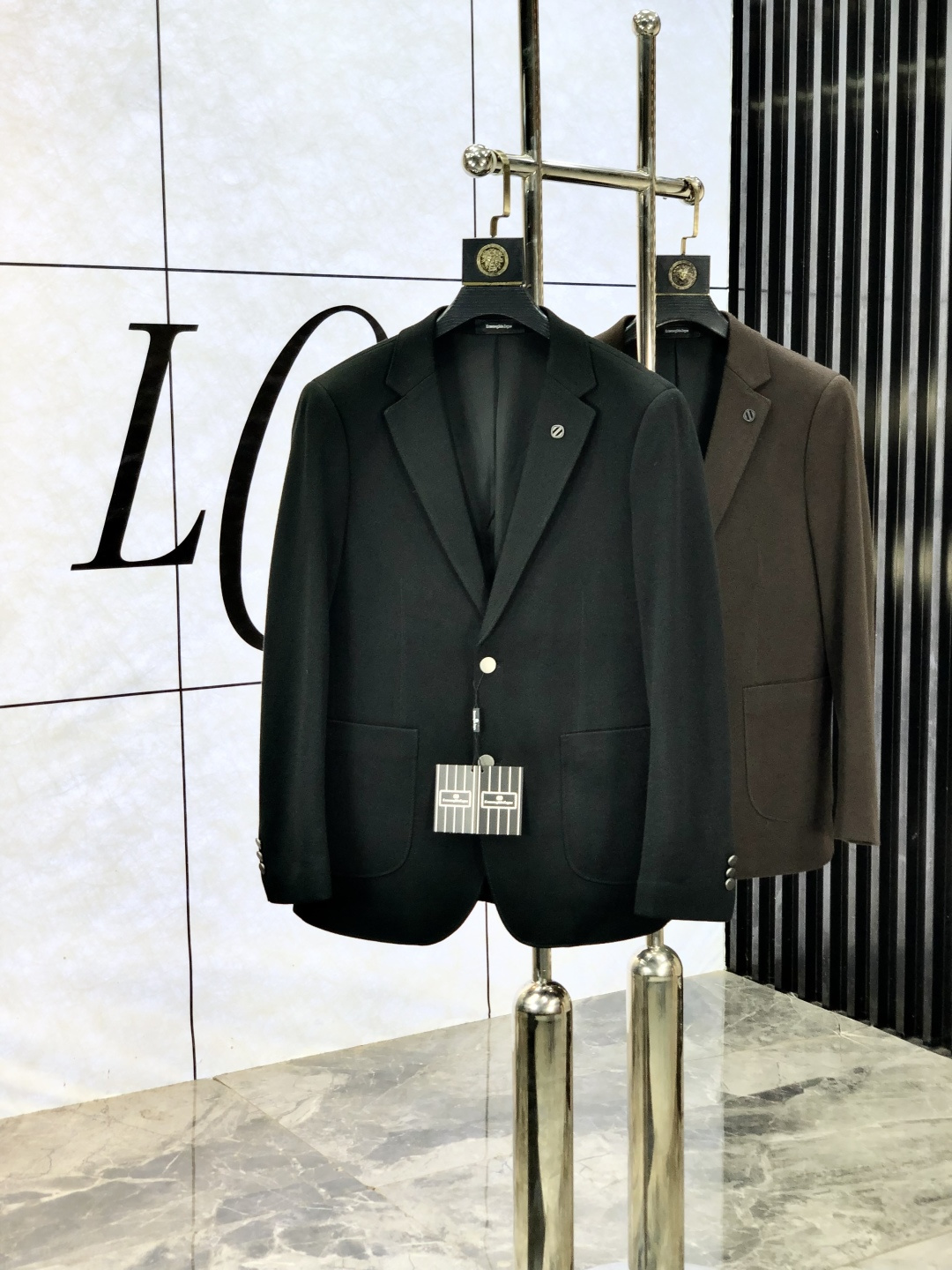 NO:525652,.Jenia. 2025 new business casual knitted jacket. It uses wool acetic acid environmentally friendly polyester fiber blend fabric, fixed weaving texture, low-key and luxurious, anti-wrinkle and upright, soft and glutinous, comfortable on the upper body; classic design, business and casual merger, b fashionable and casual handsome; c extremely recognizable and full of high-end feeling; high-end lining inside, high-end quality at a glance; simple and generous design style, suitable for all occasions. [Count] 48-56. Place an order to report height and weight, zegna, jackets & coats, jackets & coats, alexander wang19860909.杰尼亚.2025新款商务休闲针织夹克外套.采用羊毛醋酸环保聚酯纤维混纺面料,定织纹路,低调奢华,抗皱立挺有型,软糯不扎,上身舒适；经典设计,商务与休闲兼并,b时尚休闲帅气；c辨识度极高,高级感满满；内里高支数内衬,一眼看出高端品质；简洁大方的设计风格,适合各种场合穿搭.【码数】48-56.下单报身高体重,,zegna,jackets & coats,jackets & coats,alexander wang,Men's clothing