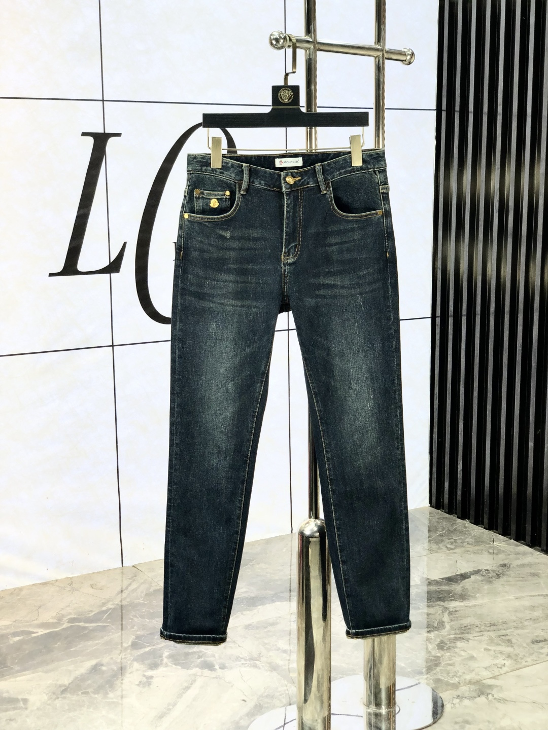 NO:526783,The official counter of the hood. The new autumn and winter style of the official website will be released simultaneously. The 2025SS autumn and winter new men's casual jeans, original single quality, customized original denim fabric for the counter, logo pattern design, original hardware and accessories for the b trouser body, three-dimensional and clear, c super trendy and personalized, fashionable and stylish on the upper body!  Must-have items for trendy men, 28-38, Moncler, jeans, alexander wang19860909蒙口.秋冬新款官网专柜同步发售,2025SS秋冬新品男士休闲牛仔裤,原单品质,专柜定制原版牛仔面料,logo图案设计,b裤身原版五金辅料装饰,立体清晰,c超级潮流个性,上身时尚有型！潮男必备单品 码数28-38,,Moncler,jeans,alexander wang,Men's clothing