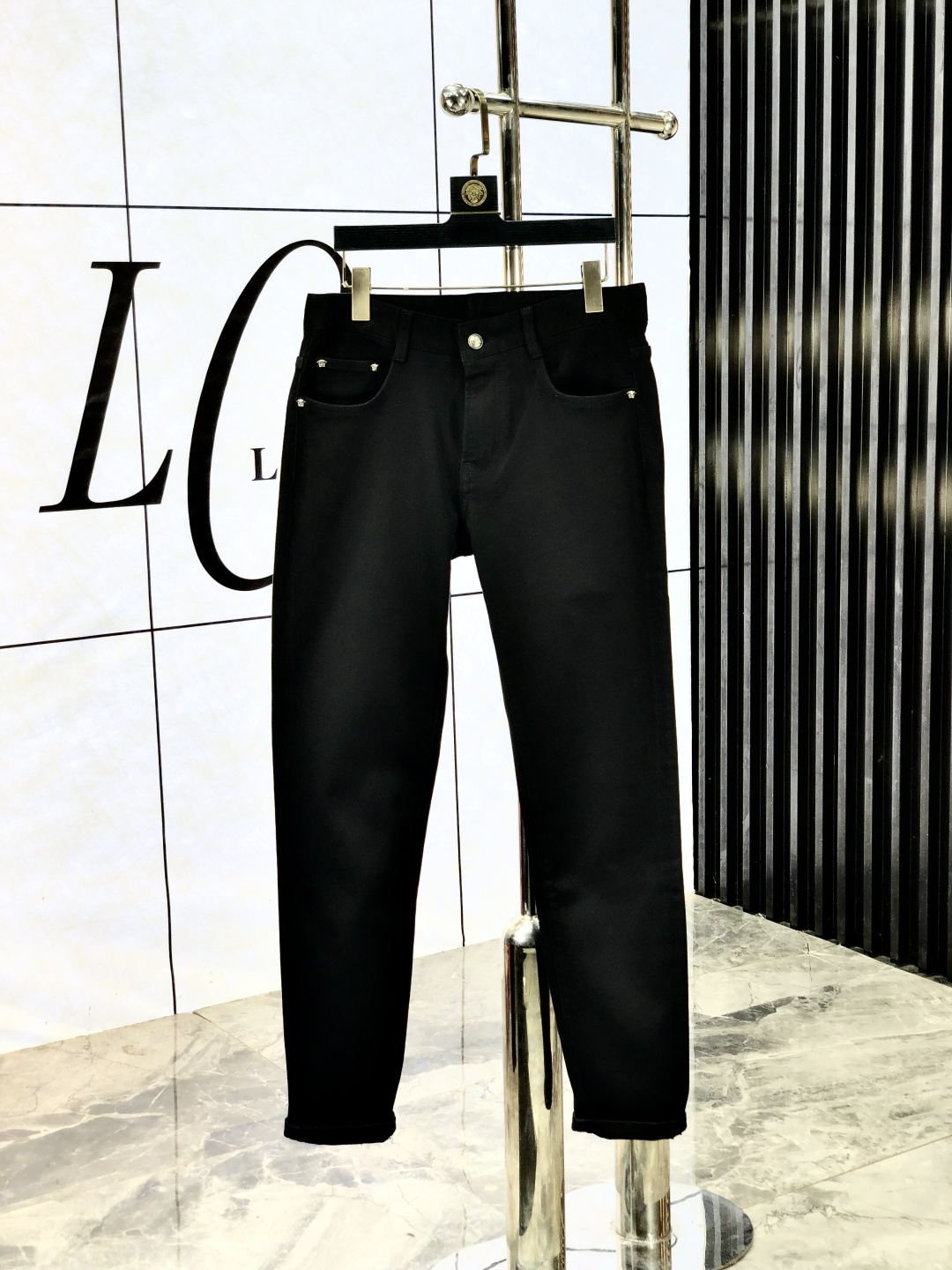 NO:526789,Versace. The official counter of the autumn and winter new autumn and winter is released simultaneously. The 2025SS autumn and winter new men's casual jeans, original single quality, customized original denim fabric for counter, logo pattern design, original hardware and accessories for b trousers body, three-dimensional and clear, c super trendy and individual, fashionable and stylish on the upper body!  Trendy men's must-have items, 28-38, versace, jeans, alexander wang19860909范思哲.秋冬新款官网专柜同步发售,2025SS秋冬新品男士休闲牛仔裤,原单品质,专柜定制原版牛仔面料,logo图案设计,b裤身原版五金辅料装饰,立体清晰,c超级潮流个性,上身时尚有型！潮男必备单品 码数28-38,,versace,jeans,alexander wang,Men's clothing