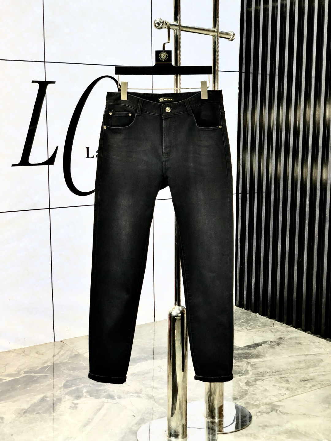 NO:526784,Versace. The official counter of the autumn and winter new autumn and winter is released simultaneously. The 2025SS autumn and winter new men's casual jeans, original single quality, customized original denim fabric for counter, logo pattern design, original hardware and accessories for b trousers body, three-dimensional and clear, c super trendy and individual, fashionable and stylish on the upper body!  Trendy men's must-have items, 28-38, versace, jeans, alexander wang19860909范思哲.秋冬新款官网专柜同步发售,2025SS秋冬新品男士休闲牛仔裤,原单品质,专柜定制原版牛仔面料,logo图案设计,b裤身原版五金辅料装饰,立体清晰,c超级潮流个性,上身时尚有型！潮男必备单品 码数28-38,,versace,jeans,alexander wang,Men's clothing