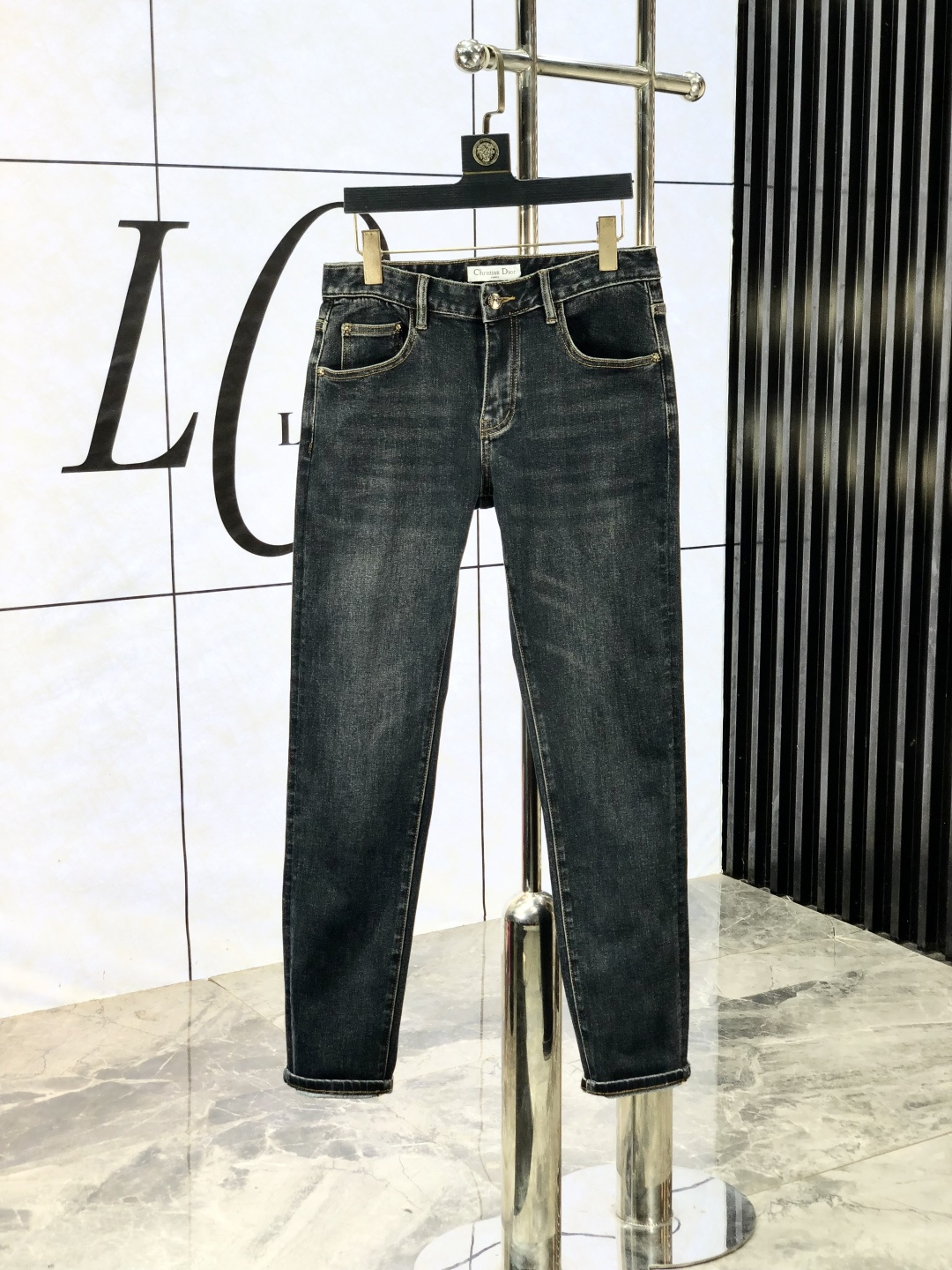 NO:526791,Dior. The official counter of the autumn and winter new styles of autumn and winter will be released simultaneously. The 2025SS autumn and winter new products of men's casual jeans, original single quality, customized original denim fabric for counters, logo pattern design, original hardware and accessories for b trousers, three-dimensional and clear, c super trendy and personalized, fashionable and stylish on the upper body!  Trendy men's must-have items 28-38, Dior, Jeans, Alexander wang19860909Dior.秋冬新款官网专柜同步发售,2025SS秋冬新品男士休闲牛仔裤,原单品质,专柜定制原版牛仔面料,logo图案设计,b裤身原版五金辅料装饰,立体清晰,c超级潮流个性,上身时尚有型！潮男必备单品 码数28-38,,dior,jeans,alexander wang,Men's clothing