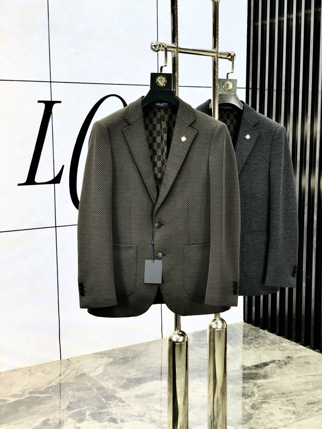 NO:526803,.LV.2025 new business casual suit jacket. It uses wool acetic acid environmentally friendly polyester fiber blend fabric, fixed weaving texture, low-key and luxurious, anti-wrinkle and upright, soft and glutinous, comfortable on the upper body; classic design, business and casual merger, b fashionable and casual and handsome; c extremely recognizable and full of high-end sense; high-end lining inside, high-end quality at a glance; simple and generous design style, suitable for various occasions. [Count] 48-56. Place an order to report height and weight, louis vuitton, jackets & coats, business suit, alexander wang19860909.LV.2025新款商务休闲西装外套.采用羊毛醋酸环保聚酯纤维混纺面料,定织纹路,低调奢华,抗皱立挺有型,软糯不扎,上身舒适；经典设计,商务与休闲兼并,b时尚休闲帅气；c辨识度极高,高级感满满；内里高支数内衬,一眼看出高端品质；简洁大方的设计风格,适合各种场合穿搭.【码数】48-56.下单报身高体重,,louis vuitton,jackets & coats,business suit,alexander wang,Men's clothing