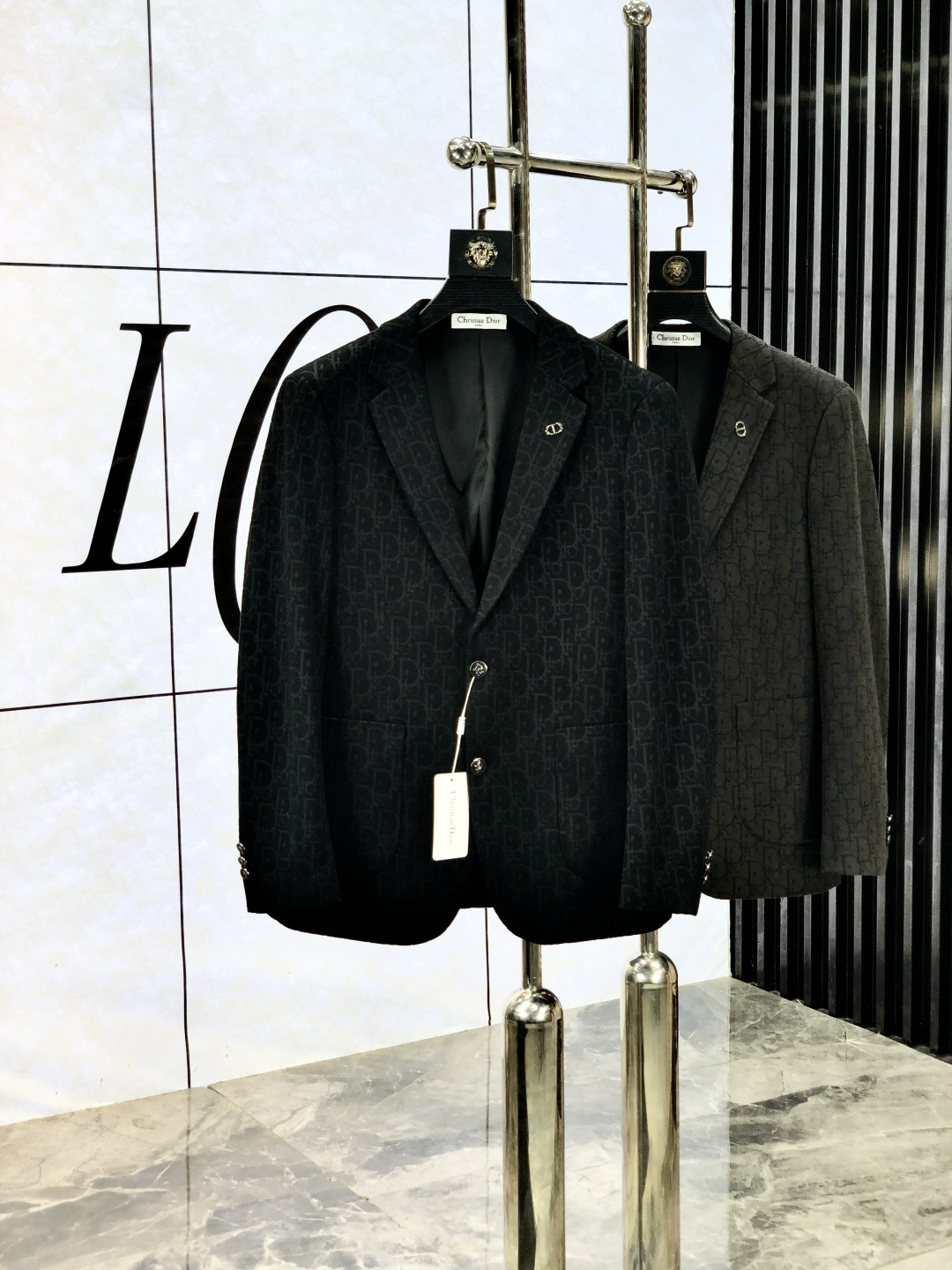 NO:526786,.Dior.2025 new business casual suit jacket. It uses wool acetic acid environmentally friendly polyester fiber blend fabric, fixed weaving texture, low-key and luxurious, anti-wrinkle and upright, soft and glutinous, comfortable on the upper body; classic design, business and casual merger, b fashionable and casual and handsome; c extremely recognizable and full of high-end sense; high-end lining inside, high-end quality at a glance; simple and elegant design style, suitable for all occasions. [Count] 48-56. Place an order to report height and weight, dior, jackets & coats, business suit, alexander wang19860909.Dior.2025新款商务休闲西装外套.采用羊毛醋酸环保聚酯纤维混纺面料,定织纹路,低调奢华,抗皱立挺有型,软糯不扎,上身舒适；经典设计,商务与休闲兼并,b时尚休闲帅气；c辨识度极高,高级感满满；内里高支数内衬,一眼看出高端品质；简洁大方的设计风格,适合各种场合穿搭.【码数】48-56.下单报身高体重,,dior,jackets & coats,business suit,alexander wang,Men's clothing