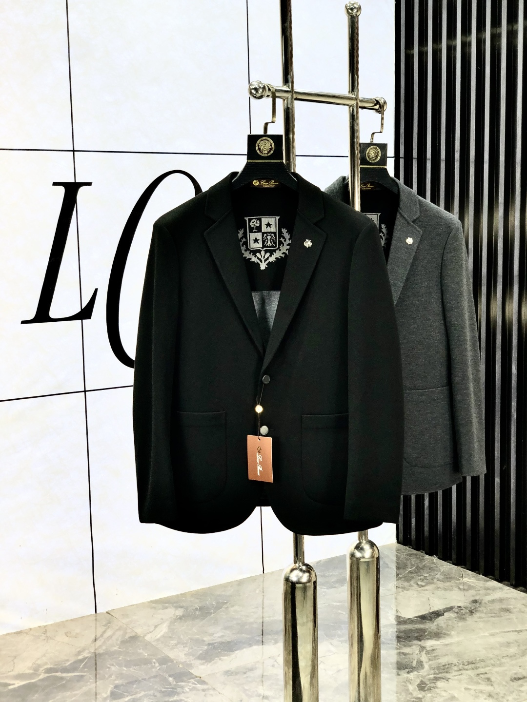 NO:526788,.LP.2025 new business casual suit jacket. It uses wool acetic acid environmentally friendly polyester fiber blend fabric, fixed weaving texture, low-key and luxurious, anti-wrinkle and upright, soft and glutinous, comfortable on the upper body; classic design, business and casual merger, b fashionable and casual and handsome; c extremely recognizable and full of high-end sense; high-end lining inside, high-end quality at a glance; simple and generous design style, suitable for all occasions. [Count] 48-56. Place an order to report height and weight, loro piano, jackets & coats, business suit, alexander wang19860909.LP.2025新款商务休闲西装外套.采用羊毛醋酸环保聚酯纤维混纺面料,定织纹路,低调奢华,抗皱立挺有型,软糯不扎,上身舒适；经典设计,商务与休闲兼并,b时尚休闲帅气；c辨识度极高,高级感满满；内里高支数内衬,一眼看出高端品质；简洁大方的设计风格,适合各种场合穿搭.【码数】48-56.下单报身高体重,,loro piana,jackets & coats,business suit,alexander wang,Men's clothing