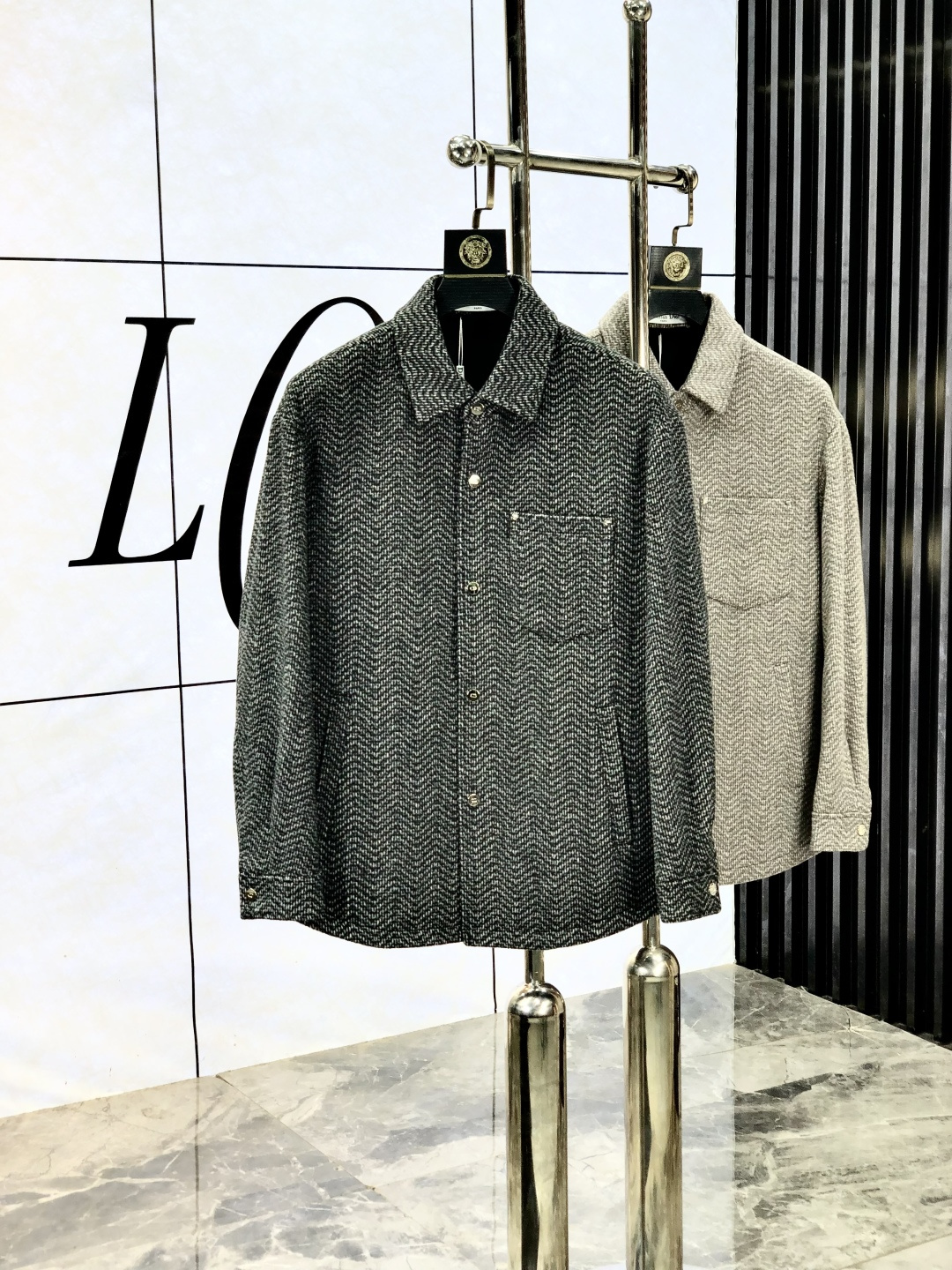 NO:526790,.Dior.2025 new business casual jacket. It uses wool acetic acid environmentally friendly polyester fiber blend fabric, fixed weaving texture, low-key and luxurious, anti-wrinkle and upright, soft and glutinous, comfortable on the upper body; classic design, business and casual merger, b fashionable and casual and handsome; c extremely recognizable and full of high-end sense; high-end lining inside, high-end quality at a glance; simple and generous design style, suitable for all occasions. [Count] 48-56. Place an order to report height and weight, dior, jackets & coats, jackets & coats, alexander wang19860909.Dior.2025新款商务休闲夹克外套.采用羊毛醋酸环保聚酯纤维混纺面料,定织纹路,低调奢华,抗皱立挺有型,软糯不扎,上身舒适；经典设计,商务与休闲兼并,b时尚休闲帅气；c辨识度极高,高级感满满；内里高支数内衬,一眼看出高端品质；简洁大方的设计风格,适合各种场合穿搭.【码数】48-56.下单报身高体重,,dior,jackets & coats,jackets & coats,alexander wang,Men's clothing