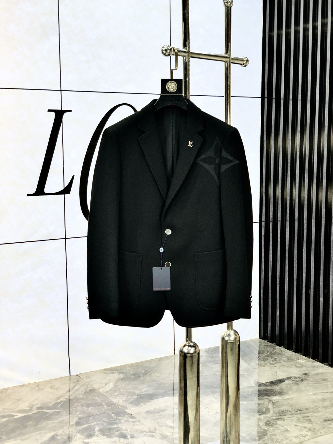 NO:526792,.Lv.2025 new business casual suit jacket. It uses wool acetic acid environmentally friendly polyester fiber blend fabric, fixed weaving texture, low-key and luxurious, anti-wrinkle and upright, soft and glutinous, comfortable on the upper body; classic design, business and casual merger, b fashionable and casual and handsome; c extremely recognizable and full of high-end sense; high-end lining inside, high-end quality at a glance; simple and generous design style, suitable for all occasions. [Count] 48-56. Place an order to report height and weight, louis vuitton, jackets & coats, business suit, alexander wang19860909.Lv.2025新款商务休闲西装外套.采用羊毛醋酸环保聚酯纤维混纺面料,定织纹路,低调奢华,抗皱立挺有型,软糯不扎,上身舒适；经典设计,商务与休闲兼并,b时尚休闲帅气；c辨识度极高,高级感满满；内里高支数内衬,一眼看出高端品质；简洁大方的设计风格,适合各种场合穿搭.【码数】48-56.下单报身高体重,,louis vuitton,jackets & coats,business suit,alexander wang,Men's clothing