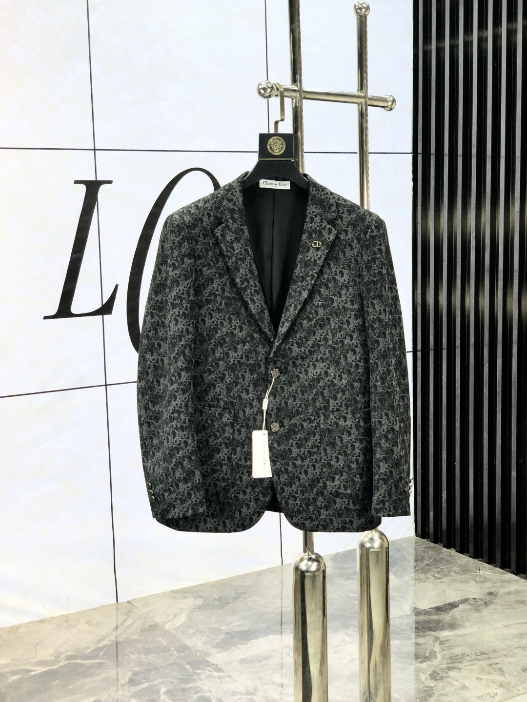 NO:526796,.Dior.2025 new business casual suit jacket. It uses wool acetic acid environmentally friendly polyester fiber blend fabric, fixed weaving texture, low-key and luxurious, anti-wrinkle and upright, soft and glutinous, comfortable on the upper body; classic design, business and casual merger, b fashionable and casual and handsome; c extremely recognizable and full of high-end sense; high-end lining inside, high-end quality at a glance; simple and generous design style, suitable for various occasions. [Count] 48-56. Place an order to report height and weight, dior, jackets & coats, business suit, alexander wang19860909.Dior.2025新款商务休闲西装外套.采用羊毛醋酸环保聚酯纤维混纺面料,定织纹路,低调奢华,抗皱立挺有型,软糯不扎,上身舒适；经典设计,商务与休闲兼并,b时尚休闲帅气；c辨识度极高,高级感满满；内里高支数内衬,一眼看出高端品质；简洁大方的设计风格,适合各种场合穿搭.【码数】48-56.下单报身高体重,,dior,jackets & coats,business suit,alexander wang,Men's clothing