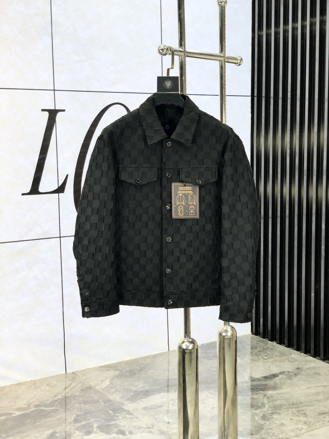 NO:526798,.Lv.2025 new casual jacket jacket. It uses wool acetic acid environmentally friendly polyester fiber blend fabric, fixed weaving texture, low-key and luxurious, anti-wrinkle and upright, soft and glutinous, comfortable on the upper body; classic design, business and casual merger, b fashionable and casual and handsome; c extremely recognizable and full of high-end sense; high-end lining inside, high-end quality at a glance; simple and generous design style, suitable for all occasions. [Count] 48-56. Place an order to report height and weight,,louis vuitton, jackets & coats, jackets & coats, alexander wang19860909.Lv.2025新款休闲夹克外套.采用羊毛醋酸环保聚酯纤维混纺面料,定织纹路,低调奢华,抗皱立挺有型,软糯不扎,上身舒适；经典设计,商务与休闲兼并,b时尚休闲帅气；c辨识度极高,高级感满满；内里高支数内衬,一眼看出高端品质；简洁大方的设计风格,适合各种场合穿搭.【码数】48-56.下单报身高体重,,louis vuitton,jackets & coats,jackets & coats,alexander wang,Men's clothing