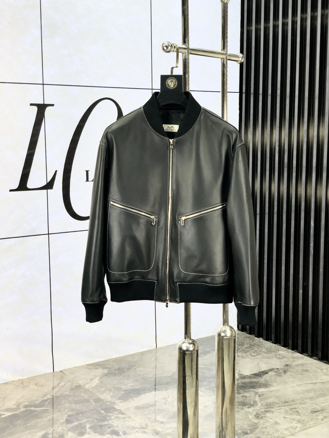 NO:526800,.Hermes.2025 Men's casual leather jacket, this jacket is made of special sheepskin fabric, full of brand style!  The surface is neat and smooth and shiny, and the texture is obvious through the screen. J. The most enjoyable dressing experience you enjoy!  It perfectly enhances the overall luxury and class, and can get a high-end luxury atmosphere at a glance!  Basic regular jacket style cut, versatile and simple upper body, not picky, easy to deal with various occasions and environments, is undoubtedly a must-have item for daily commuting!  Size 48-56.48 Wear 175/130, hermes, jackets & coats, jackets & coats, leather jacket, sheepskin, alexander wang19860909.爱马仕.2025男士休闲真皮衣夹克外套,此款夹克外套选用专用绵羊皮面料制成,满满的品牌风格！表面整洁光滑且富有光泽,质感透过屏幕都显而易 见,j你最为享受的穿着体验！ 完美提升了整体的奢华档次感,一眼就能get到的高端奢华气息！基础常规的夹克版型裁剪,上身百搭简约不挑人,轻松应对各种场合与环境,属于日常通勤必备的臻品无疑！尺码48-56.48穿175/130,,hermes,jackets & coats,jackets & coats,leather jacket,sheepskin,alexander wang,Men's clothing