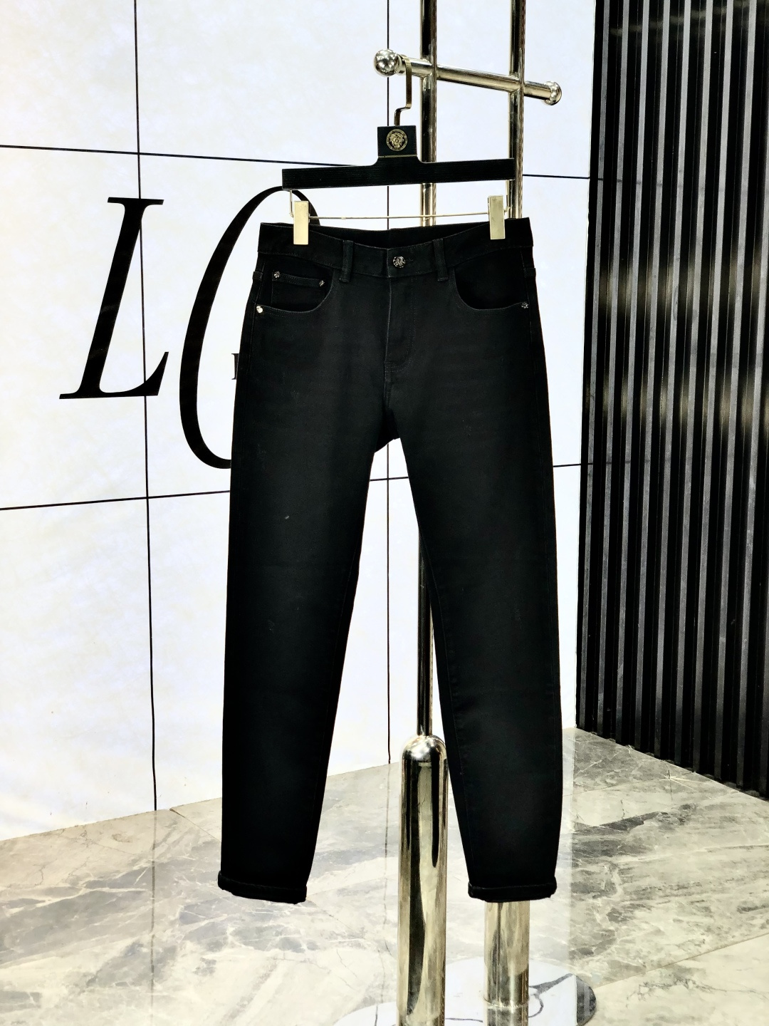 NO:530011,.Dior.'s official counter is released simultaneously, 2025SS autumn and winter new men's casual jeans, original single quality, custom-made original denim fabrics for counters, logo pattern design, H pants original hardware and accessories decoration, three-dimensional and clear, f super trendy and personalized, fashionable and stylish on the upper body!  Trendy men's must-have items 28-38, Dior, Jeans, Alexander wang19860909.Dior.官网专柜同步发售,2025SS秋冬新品男士休闲牛仔裤,原单品质,专柜定制原版牛仔面料,logo图案设计,h裤身原版五金辅料装饰,立体清晰,f超级潮流个性,上身时尚有型！潮男必备单品 码数28-38,,dior,jeans,alexander wang,Men's clothing