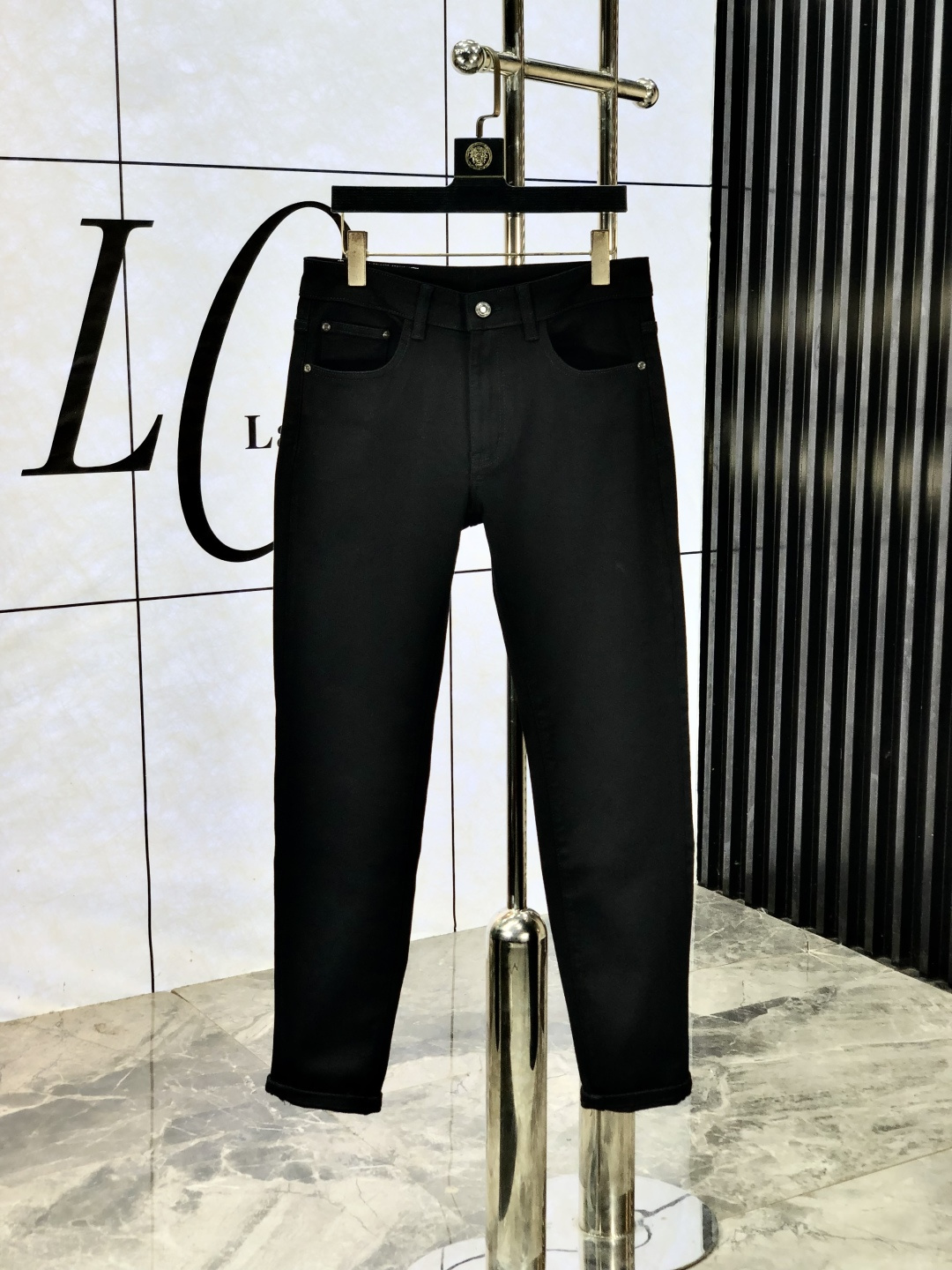 NO:530012,.Lv. The official counter on the official website is released simultaneously, 2025SS autumn and winter new men's casual jeans, original single quality, customized original denim fabric for counter, logo pattern design, H pants original hardware and accessories decoration, three-dimensional and clear, f super trendy and personalized, fashionable and stylish upper body!  Trendy men's must-have items 28-38, louis vuitton, jeans, alexander wang19860909.Lv.官网专柜同步发售,2025SS秋冬新品男士休闲牛仔裤,原单品质,专柜定制原版牛仔面料,logo图案设计,h裤身原版五金辅料装饰,立体清晰,f超级潮流个性,上身时尚有型！潮男必备单品 码数28-38,,louis vuitton,jeans,alexander wang,Men's clothing