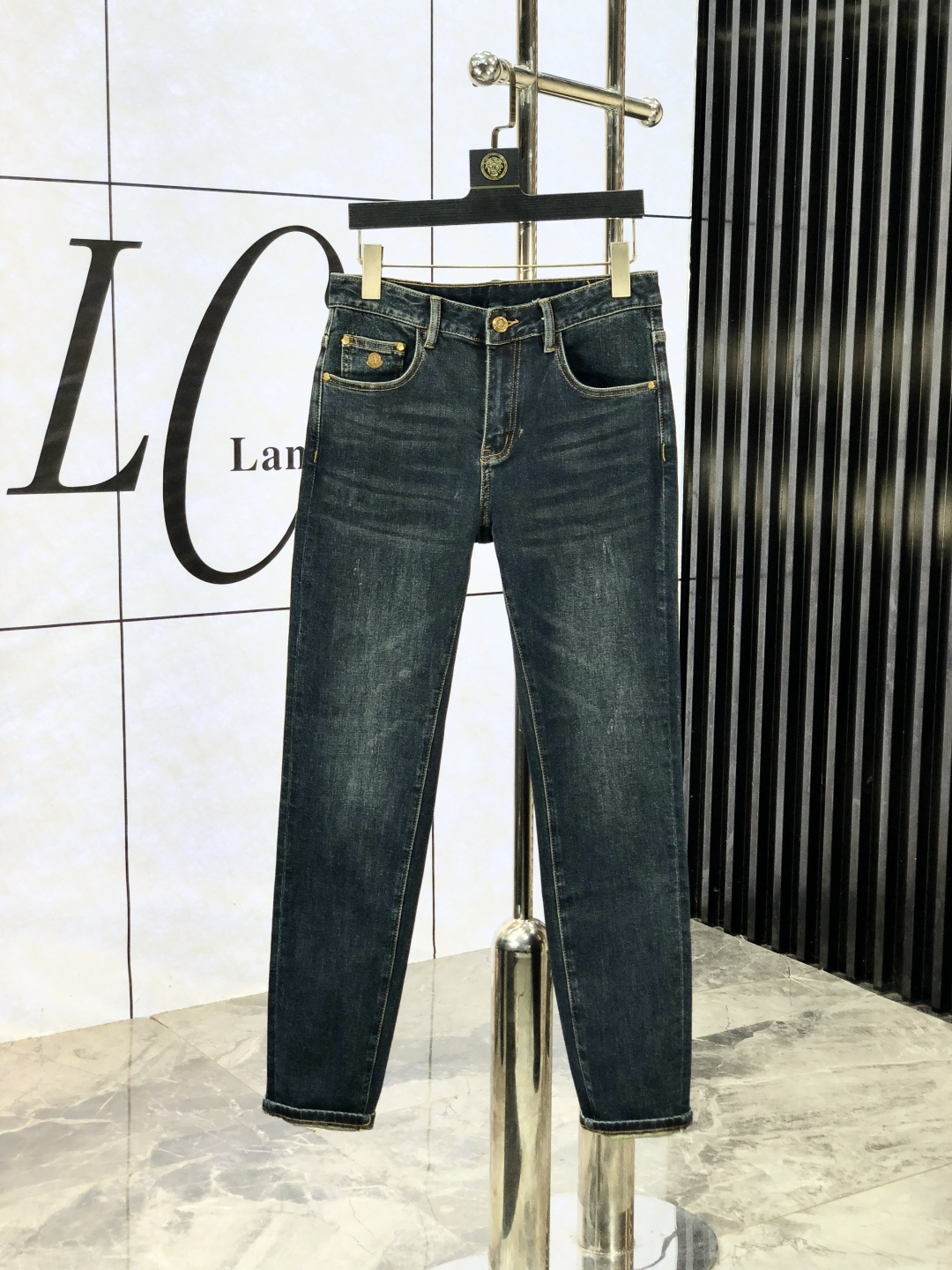 NO:530014,.录口.com official website counters are available simultaneously, 2025SS autumn and winter new men's casual jeans, original single quality, custom-made original denim fabrics for counters, logo pattern design, H pants original hardware and accessories decoration, three-dimensional and clear, f super trendy and personalized, fashionable and stylish upper body!  Must-have items for trendy men, 28-38, Moncler, jeans, alexander wang19860909.蒙口.官网专柜同步发售,2025SS秋冬新品男士休闲牛仔裤,原单品质,专柜定制原版牛仔面料,logo图案设计,h裤身原版五金辅料装饰,立体清晰,f超级潮流个性,上身时尚有型！潮男必备单品 码数28-38,,Moncler,jeans,alexander wang,Men's clothing