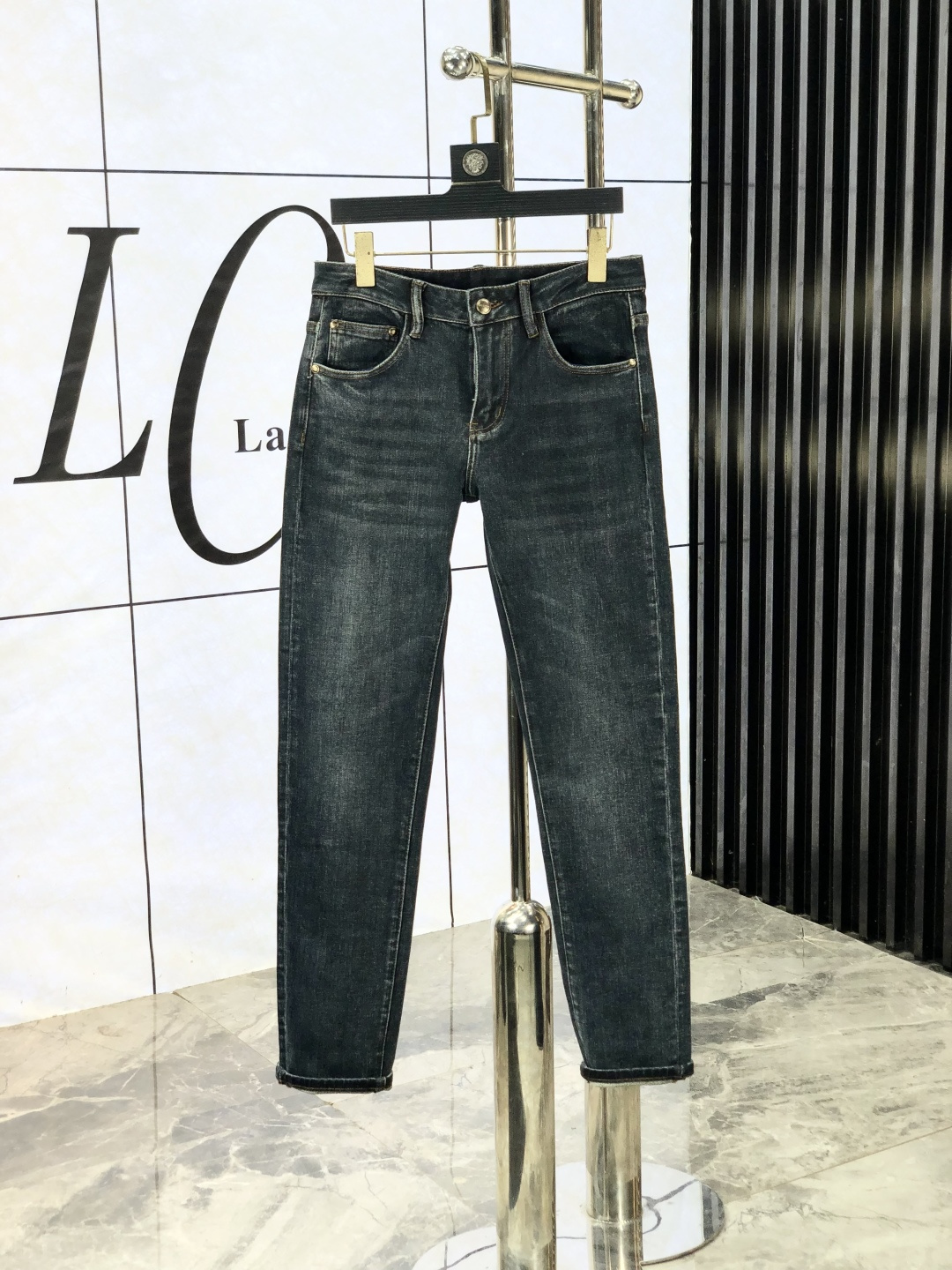 NO:530018,.kiton. The official counter on the official website is released simultaneously, 2025SS autumn and winter new men's casual jeans, original single quality, customized original denim fabric for counter, logo pattern design, H pants original hardware and accessories decoration, three-dimensional and clear, f super trendy and personalized, fashionable and stylish upper body!  Trendy men's must-have items, 28-38, jeans, alexander wang19860909.kiton.官网专柜同步发售,2025SS秋冬新品男士休闲牛仔裤,原单品质,专柜定制原版牛仔面料,logo图案设计,h裤身原版五金辅料装饰,立体清晰,f超级潮流个性,上身时尚有型！潮男必备单品 码数28-38,,jeans,alexander wang,Men's clothing