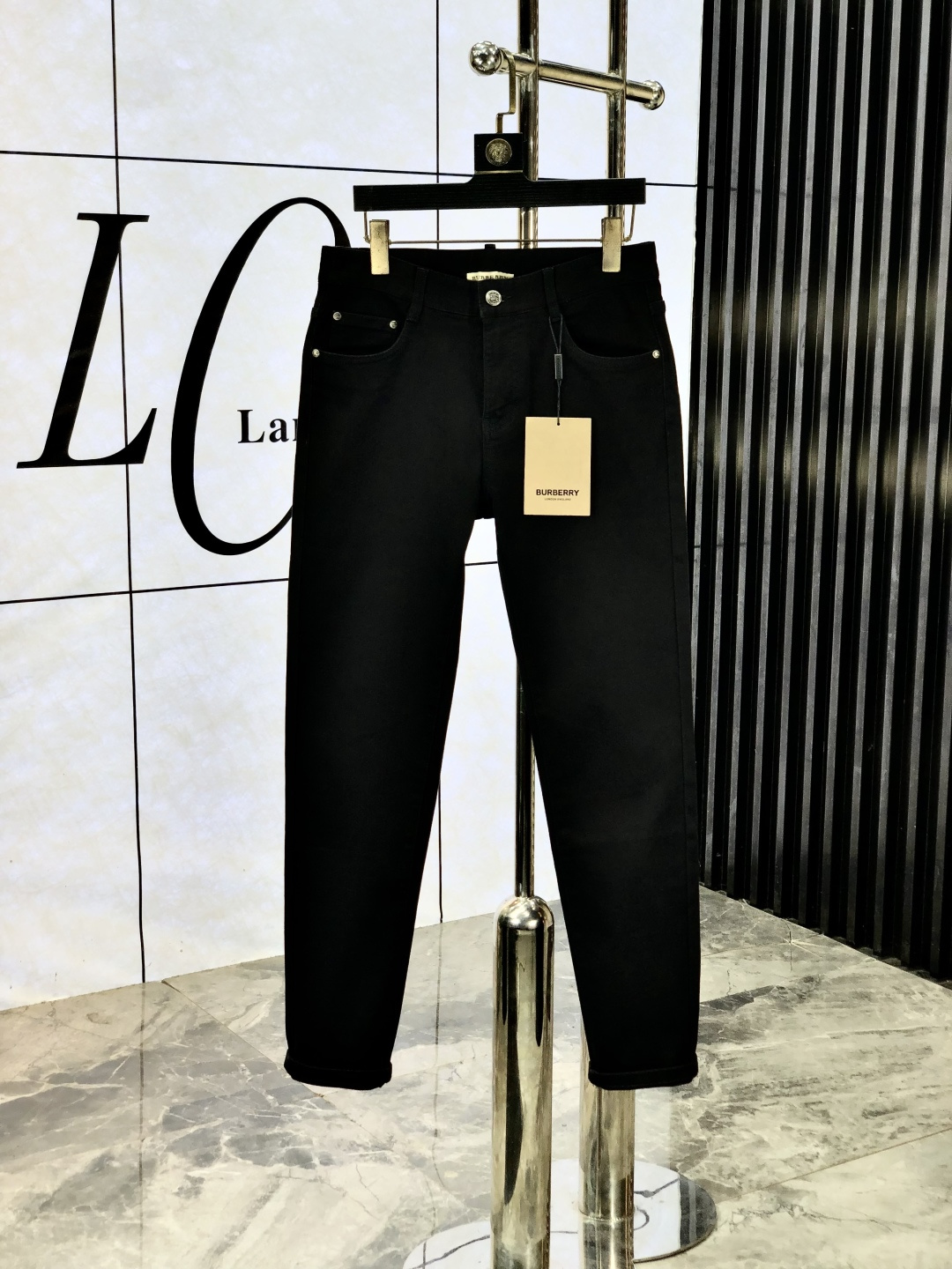 NO:530020,.Burberry. The official counter is released simultaneously, 2025SS autumn and winter new men's casual jeans, original single quality, customized original denim fabric for counter, logo pattern design, original hardware and accessories for b trousers, three-dimensional and clear, c super trendy and personalized, fashionable and stylish on the upper body!  Trendy men's must-have items, 28-38, burberry, jeans, alexander wang19860909.巴宝莉.官网专柜同步发售,2025SS秋冬新品男士休闲牛仔裤,原单品质,专柜定制原版牛仔面料,logo图案设计,b裤身原版五金辅料装饰,立体清晰,c超级潮流个性,上身时尚有型！潮男必备单品 码数28-38,,burberry,jeans,alexander wang,Men's clothing