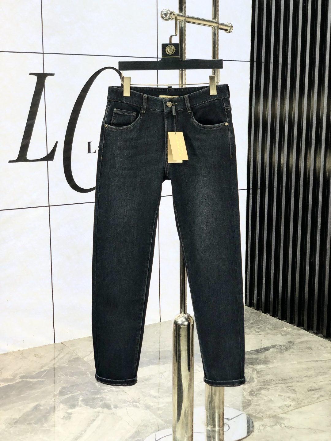 NO:530028,.Burberry. The official counter is released simultaneously, 2025SS autumn and winter new men's casual jeans, original single quality, customized original denim fabric for counter, logo pattern design, original hardware and accessories for b trousers, three-dimensional and clear, c super trendy and personalized, fashionable and stylish on the upper body!  Trendy men's must-have items, 28-38, burberry, jeans, alexander wang19860909.巴宝莉.官网专柜同步发售,2025SS秋冬新品男士休闲牛仔裤,原单品质,专柜定制原版牛仔面料,logo图案设计,b裤身原版五金辅料装饰,立体清晰,c超级潮流个性,上身时尚有型！潮男必备单品 码数28-38,,burberry,jeans,alexander wang,Men's clothing