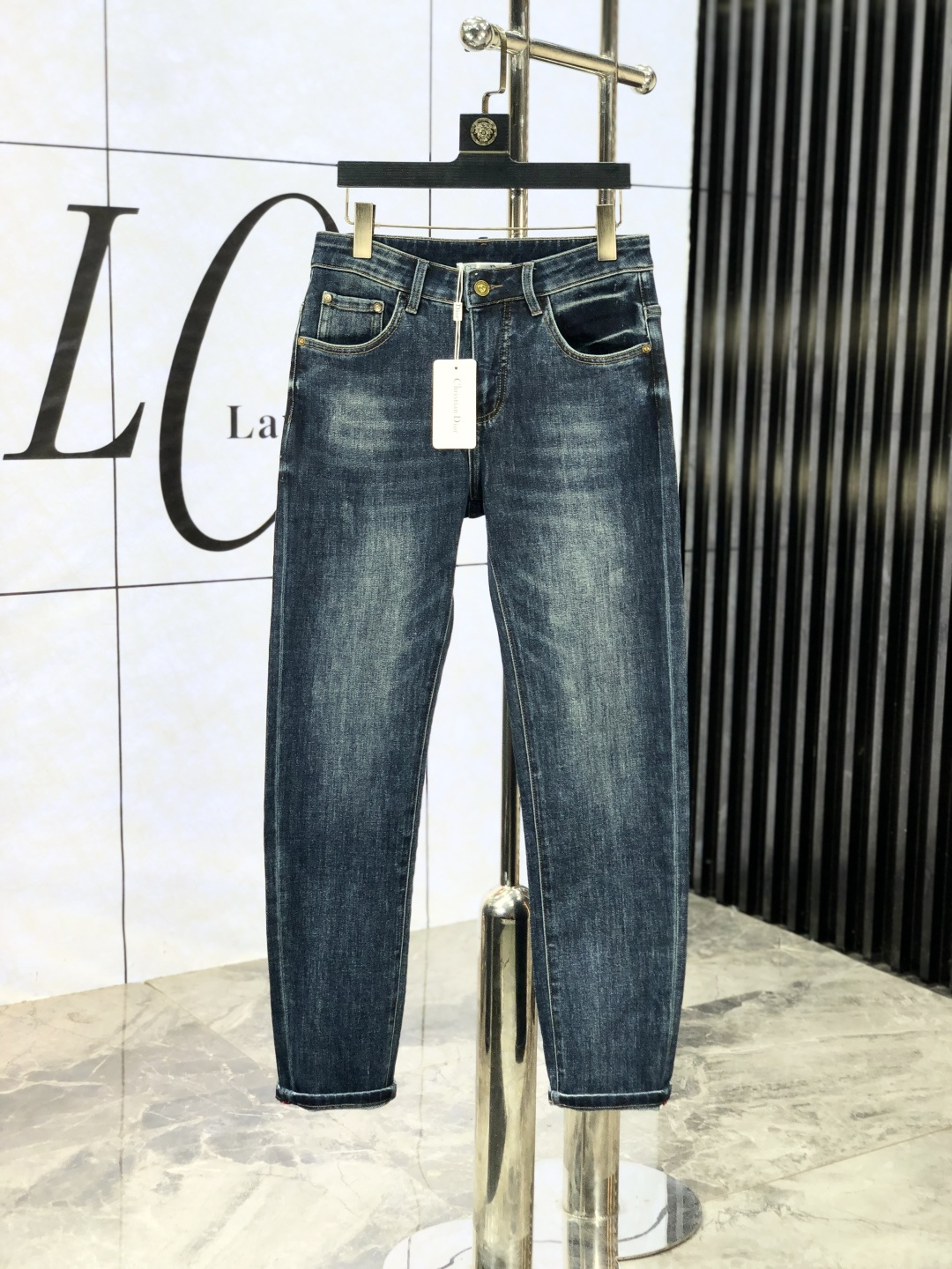 NO:531101,.Dior.'s official counter is released simultaneously, 2025SS autumn and winter new men's casual jeans, original single quality, custom-made original denim fabric for counter, logo pattern design, original hardware and accessories for b trousers body, three-dimensional and clear, c super trendy and individual, fashionable and stylish upper body!  Trendy men's must-have items 28-38, Dior, Jeans, Alexander wang19860909.Dior.官网专柜同步发售,2025SS秋冬新品男士休闲牛仔裤,原单品质,专柜定制原版牛仔面料,logo图案设计,b裤身原版五金辅料装饰,立体清晰,c超级潮流个性,上身时尚有型！潮男必备单品 码数28-38,,dior,jeans,alexander wang,Men's clothing