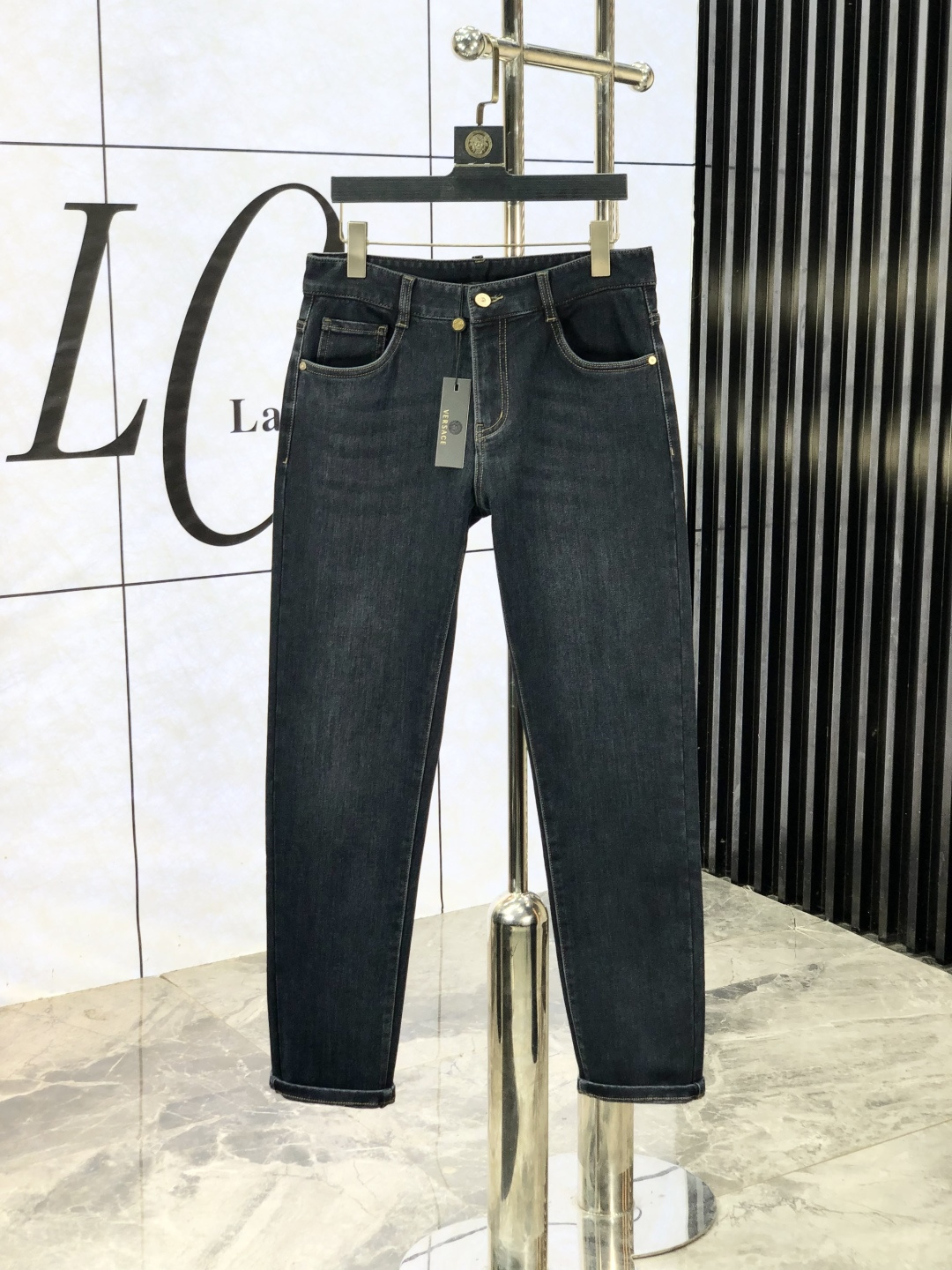 NO:531104,.Versey. The official counter is released simultaneously on the counter, 2025SS autumn and winter new men's casual jeans, original single quality, customized original denim fabric for counter, logo pattern design, original hardware and accessories for b trousers, three-dimensional and clear, c super trendy and personalized, fashionable and stylish on the upper body!  Trendy men's must-have items, 28-38, versace, jeans, alexander wang19860909.范思哲.官网专柜同步发售,2025SS秋冬新品男士休闲牛仔裤,原单品质,专柜定制原版牛仔面料,logo图案设计,b裤身原版五金辅料装饰,立体清晰,c超级潮流个性,上身时尚有型！潮男必备单品 码数28-38,,versace,jeans,alexander wang,Men's clothing