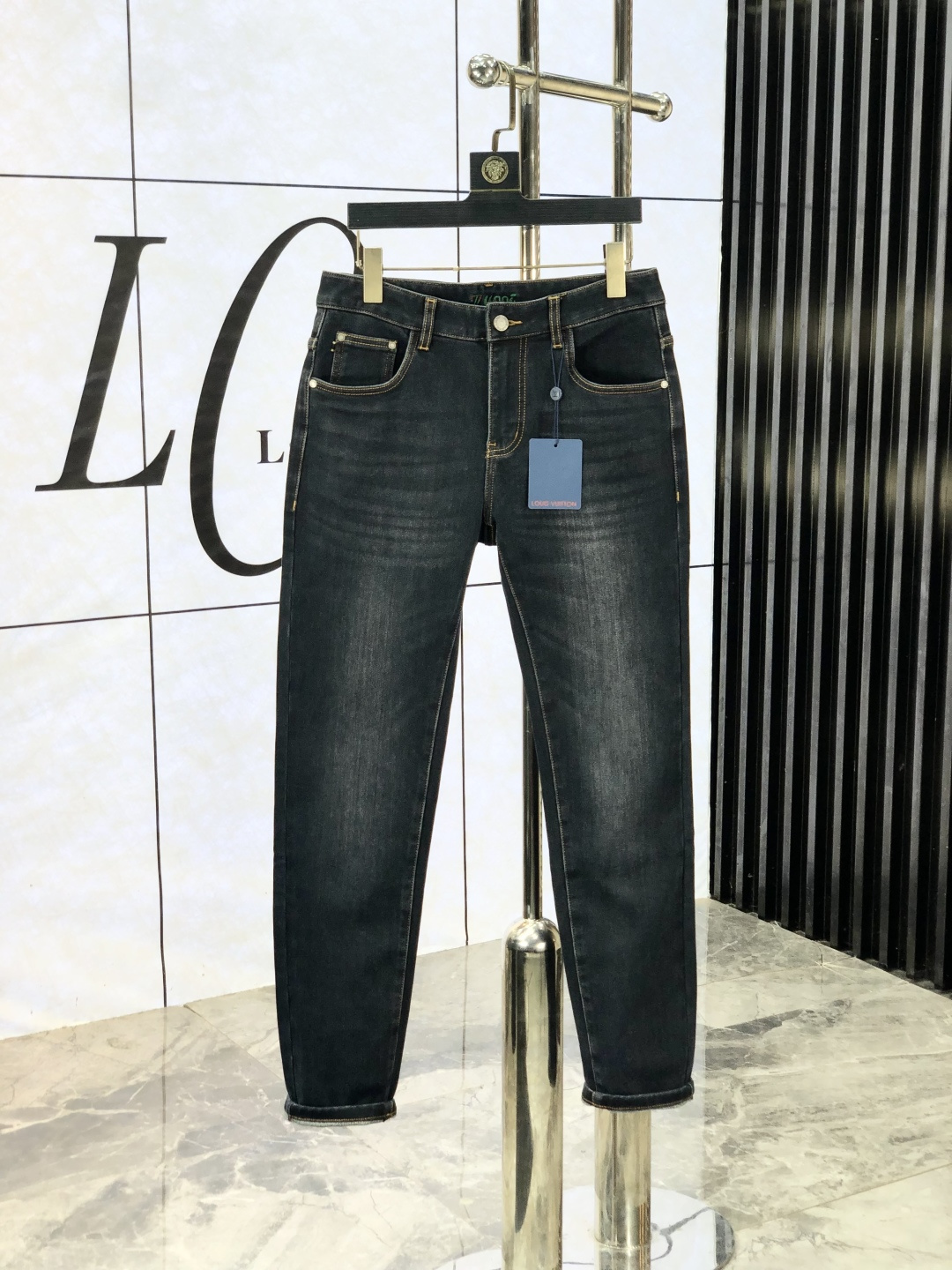 NO:531110,.Lv. The official counter on the official website is released simultaneously, 2025SS autumn and winter new men's casual jeans, original single quality, customized original denim fabric for counter, logo pattern design, original hardware and accessories for b trousers, three-dimensional and clear, c super trendy and personalized, fashionable and stylish on the upper body!  Trendy men's must-have items 28-38, louis vuitton, jeans, alexander wang19860909.Lv.官网专柜同步发售,2025SS秋冬新品男士休闲牛仔裤,原单品质,专柜定制原版牛仔面料,logo图案设计,b裤身原版五金辅料装饰,立体清晰,c超级潮流个性,上身时尚有型！潮男必备单品 码数28-38,,louis vuitton,jeans,alexander wang,Men's clothing