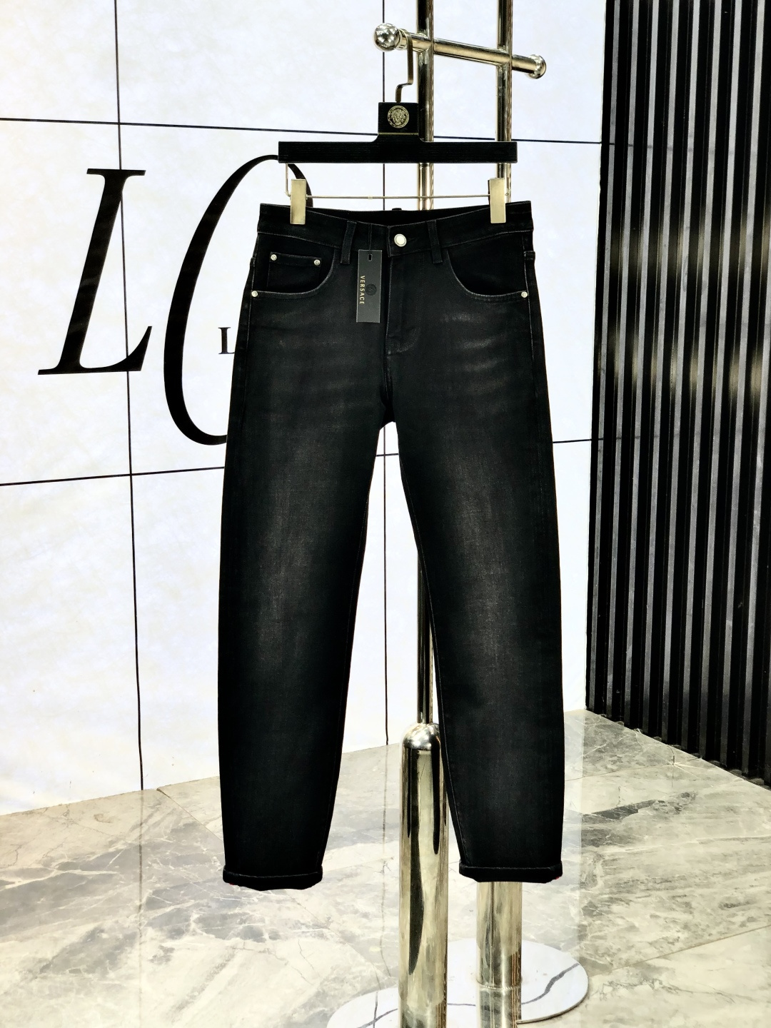 NO:531113,.Versey. The official counter is released simultaneously on the counter, 2025SS autumn and winter new men's casual jeans, original single quality, customized original denim fabric for counter, logo pattern design, original hardware and accessories for b trousers, three-dimensional and clear, c super trendy and personalized, fashionable and stylish on the upper body!  Trendy men's must-have items, 28-38, versace, jeans, alexander wang19860909.范思哲.官网专柜同步发售,2025SS秋冬新品男士休闲牛仔裤,原单品质,专柜定制原版牛仔面料,logo图案设计,b裤身原版五金辅料装饰,立体清晰,c超级潮流个性,上身时尚有型！潮男必备单品 码数28-38,,versace,jeans,alexander wang,Men's clothing