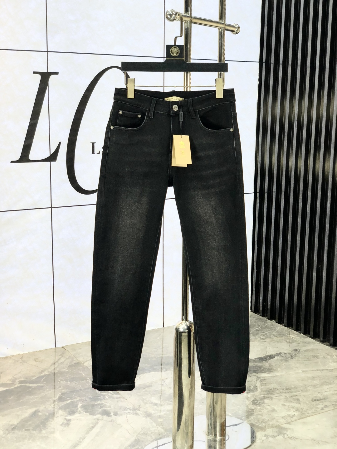 NO:531125,.Burberry. The official counter is released simultaneously, 2025SS autumn and winter new men's casual jeans, original single quality, customized original denim fabric for counter, logo pattern design, original hardware and accessories for b trousers, three-dimensional and clear, c super trendy and personalized, fashionable and stylish on the upper body!  Trendy men's must-have items, 28-38, burberry, jeans, alexander wang19860909.巴宝莉.官网专柜同步发售,2025SS秋冬新品男士休闲牛仔裤,原单品质,专柜定制原版牛仔面料,logo图案设计,b裤身原版五金辅料装饰,立体清晰,c超级潮流个性,上身时尚有型！潮男必备单品 码数28-38,,burberry,jeans,alexander wang,Men's clothing