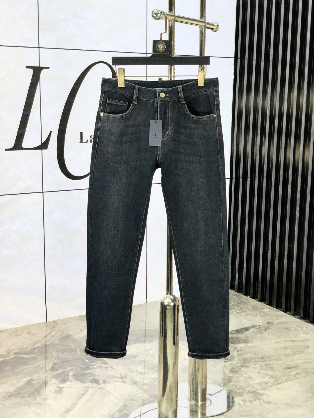 NO:531127,.Prada. The official counter is released simultaneously, 2025SS autumn and winter new men's casual jeans, original single quality, customized original denim fabric for counter, logo pattern design, original hardware and accessories for b trousers, three-dimensional and clear, c super trendy and personalized, fashionable and stylish on the upper body!  Trendy men's must-have items, number 28-38, prada, jeans, alexander wang19860909.普拉达.官网专柜同步发售,2025SS秋冬新品男士休闲牛仔裤,原单品质,专柜定制原版牛仔面料,logo图案设计,b裤身原版五金辅料装饰,立体清晰,c超级潮流个性,上身时尚有型！潮男必备单品 码数28-38,,prada,jeans,alexander wang,Men's clothing