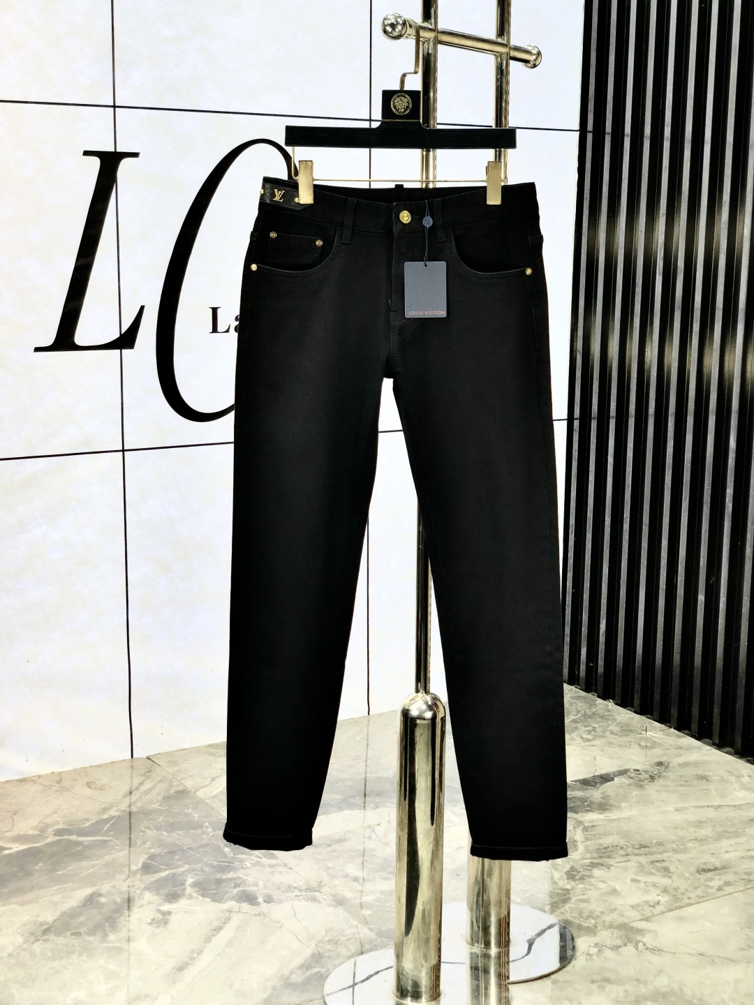 NO:531102,.Lv. The official counter on the official website is released simultaneously, 2025SS autumn and winter new men's casual jeans, original single quality, customized original denim fabric for counter, logo pattern design, original hardware and accessories for b trousers, three-dimensional and clear, c super trendy and personalized, fashionable and stylish on the upper body!  Trendy men's must-have items 28-38, louis vuitton, jeans, alexander wang19860909.Lv.官网专柜同步发售,2025SS秋冬新品男士休闲牛仔裤,原单品质,专柜定制原版牛仔面料,logo图案设计,b裤身原版五金辅料装饰,立体清晰,c超级潮流个性,上身时尚有型！潮男必备单品 码数28-38,,louis vuitton,jeans,alexander wang,Men's clothing