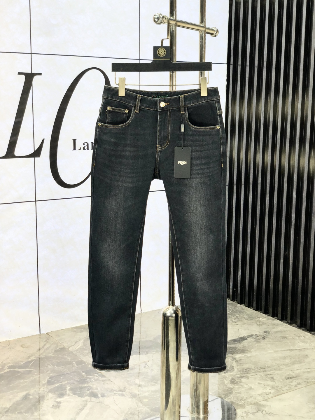 NO:531108,.Fendi. The official counter on the official website is released simultaneously, 2025SS autumn and winter new men's casual jeans, original single quality, customized original denim fabric for counter, logo pattern design, original hardware and accessories for b trousers, three-dimensional and clear, c super trendy and personalized, fashionable and stylish on the upper body!  Trendy men's must-have items, 28-38, fendi, jeans, alexander wang19860909.芬迪.官网专柜同步发售,2025SS秋冬新品男士休闲牛仔裤,原单品质,专柜定制原版牛仔面料,logo图案设计,b裤身原版五金辅料装饰,立体清晰,c超级潮流个性,上身时尚有型！潮男必备单品 码数28-38,,fendi,jeans,alexander wang,Men's clothing